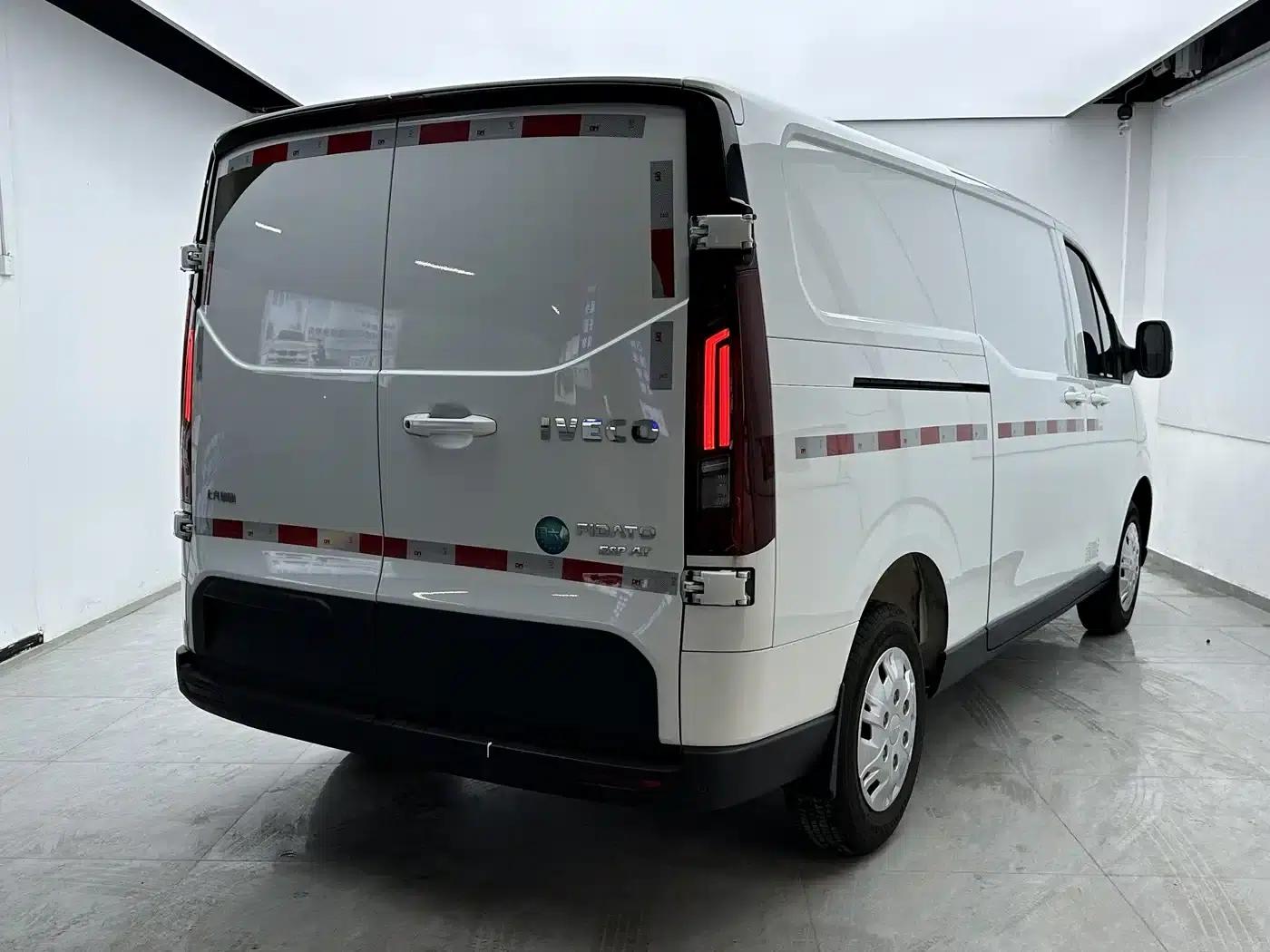 Iveco Juxing 2025 V33 Van Truck 2.0T 110KW Automatic Star Edition — миниатюра 9