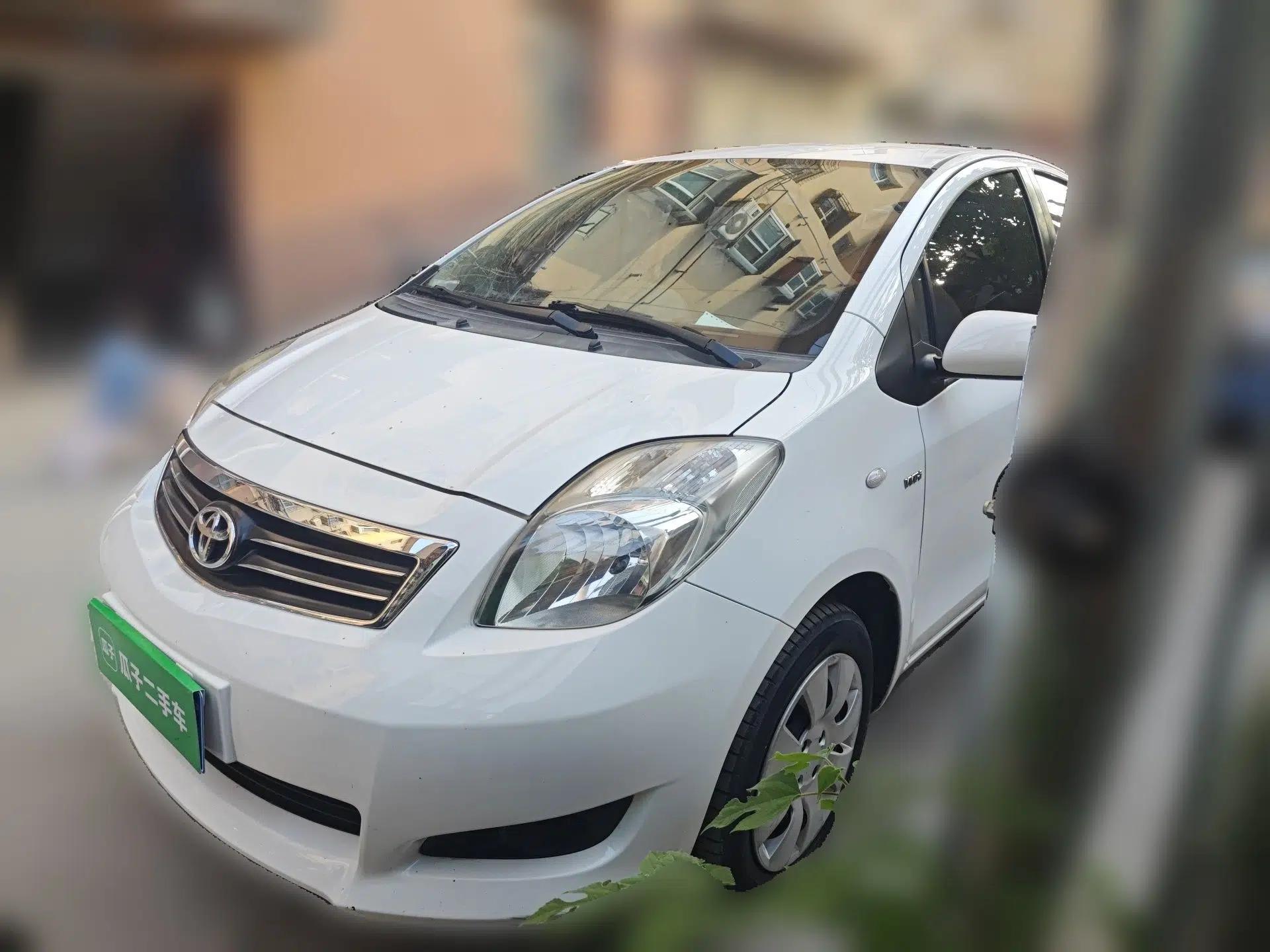 Toyota Yaris 2011 1.6E Automatic Charm Edition — миниатюра 1