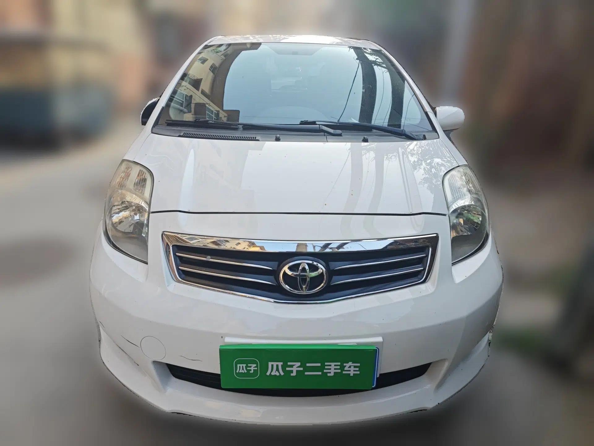 Toyota Yaris 2011 1.6E Automatic Charm Edition — миниатюра 2