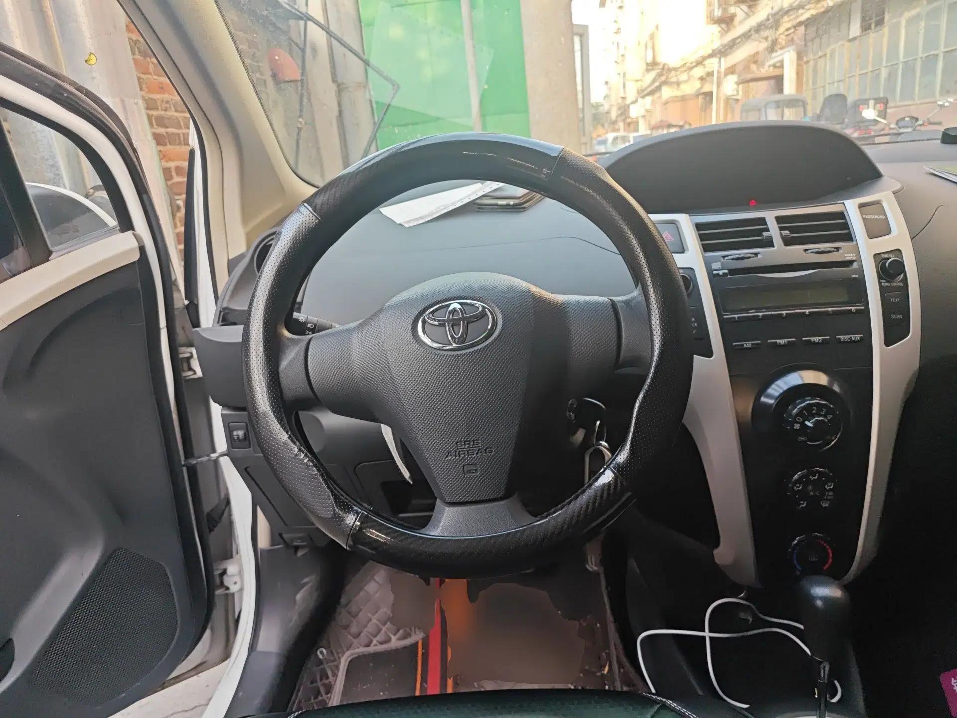 Toyota Yaris 2011 1.6E Automatic Charm Edition — миниатюра 11