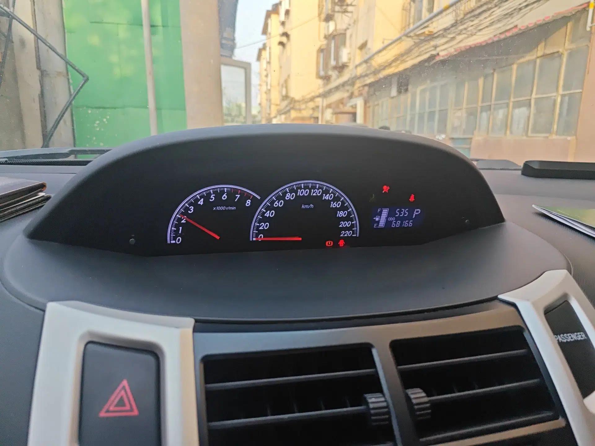 Toyota Yaris 2011 1.6E Automatic Charm Edition — миниатюра 12