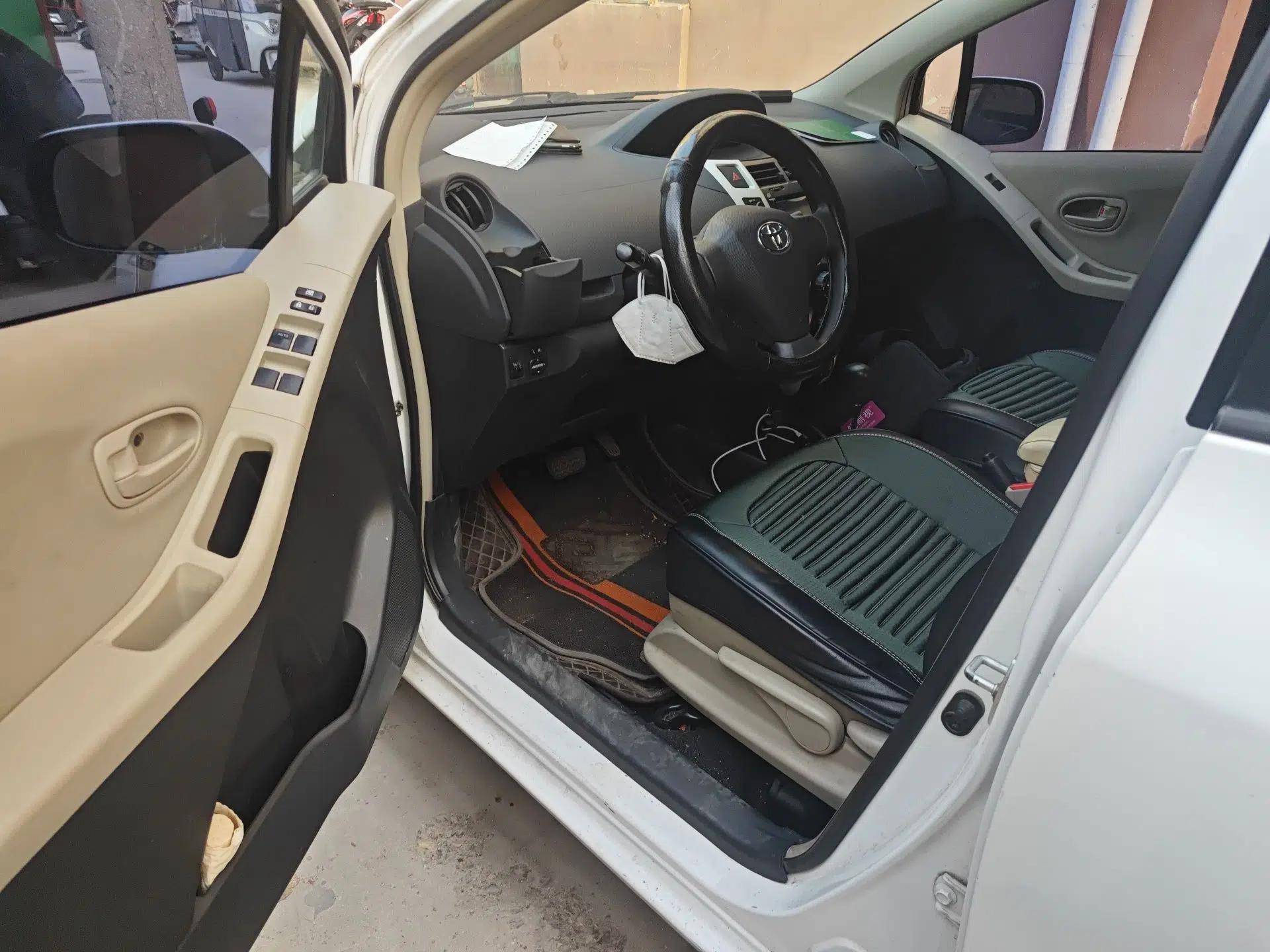 Toyota Yaris 2011 1.6E Automatic Charm Edition — миниатюра 17
