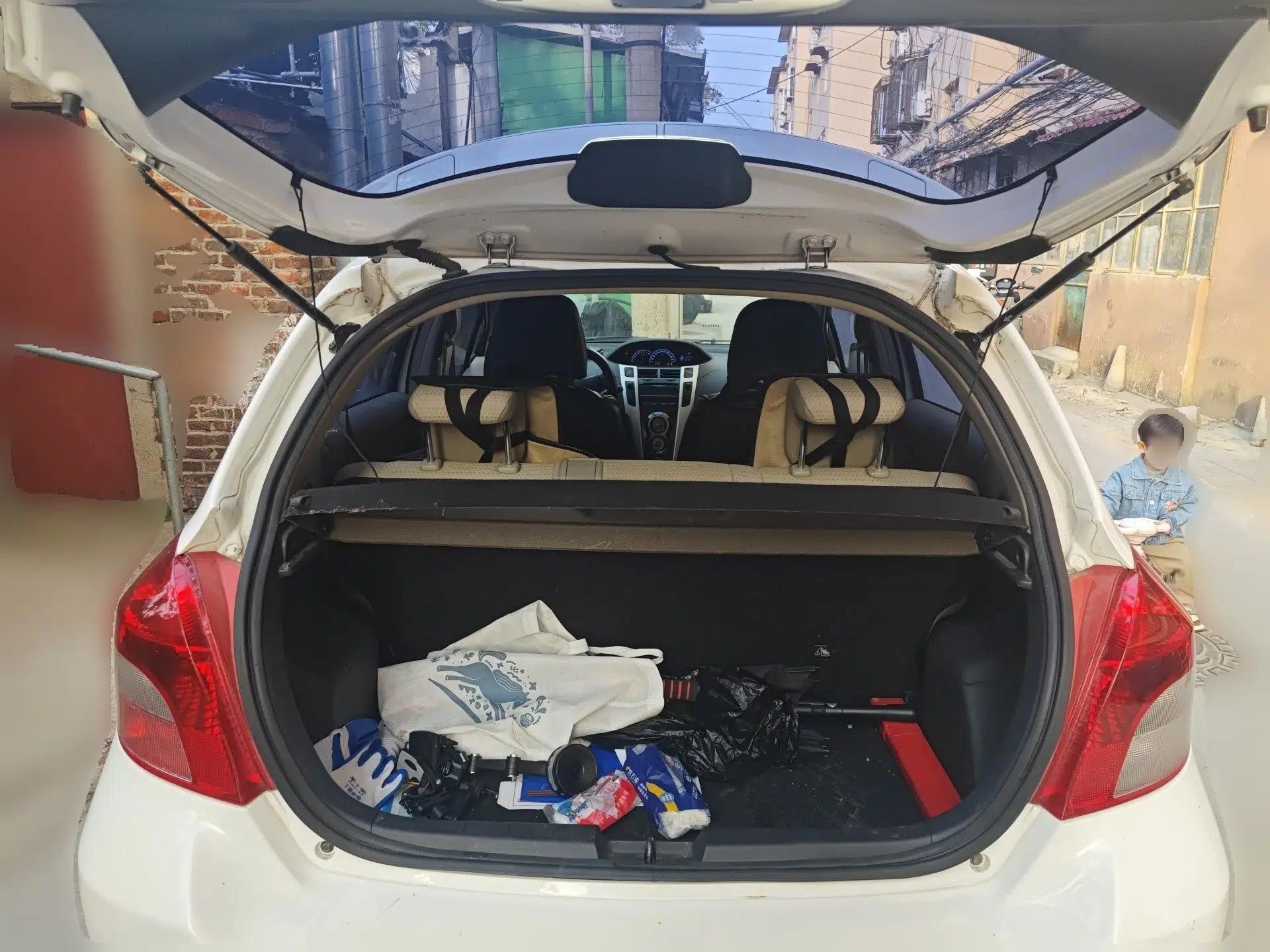 Toyota Yaris 2011 1.6E Automatic Charm Edition — миниатюра 20