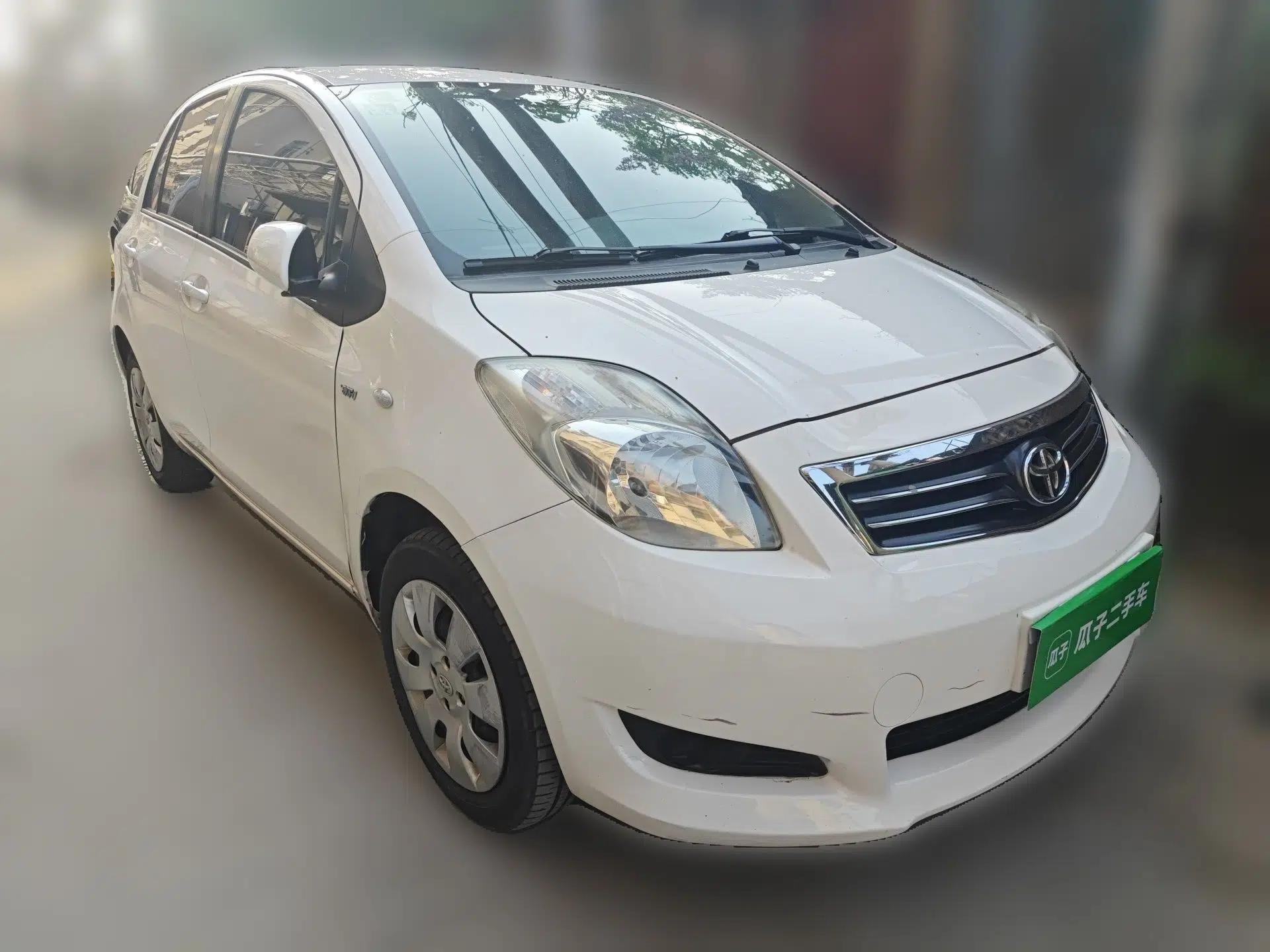 Toyota Yaris 2011 1.6E Automatic Charm Edition — миниатюра 3