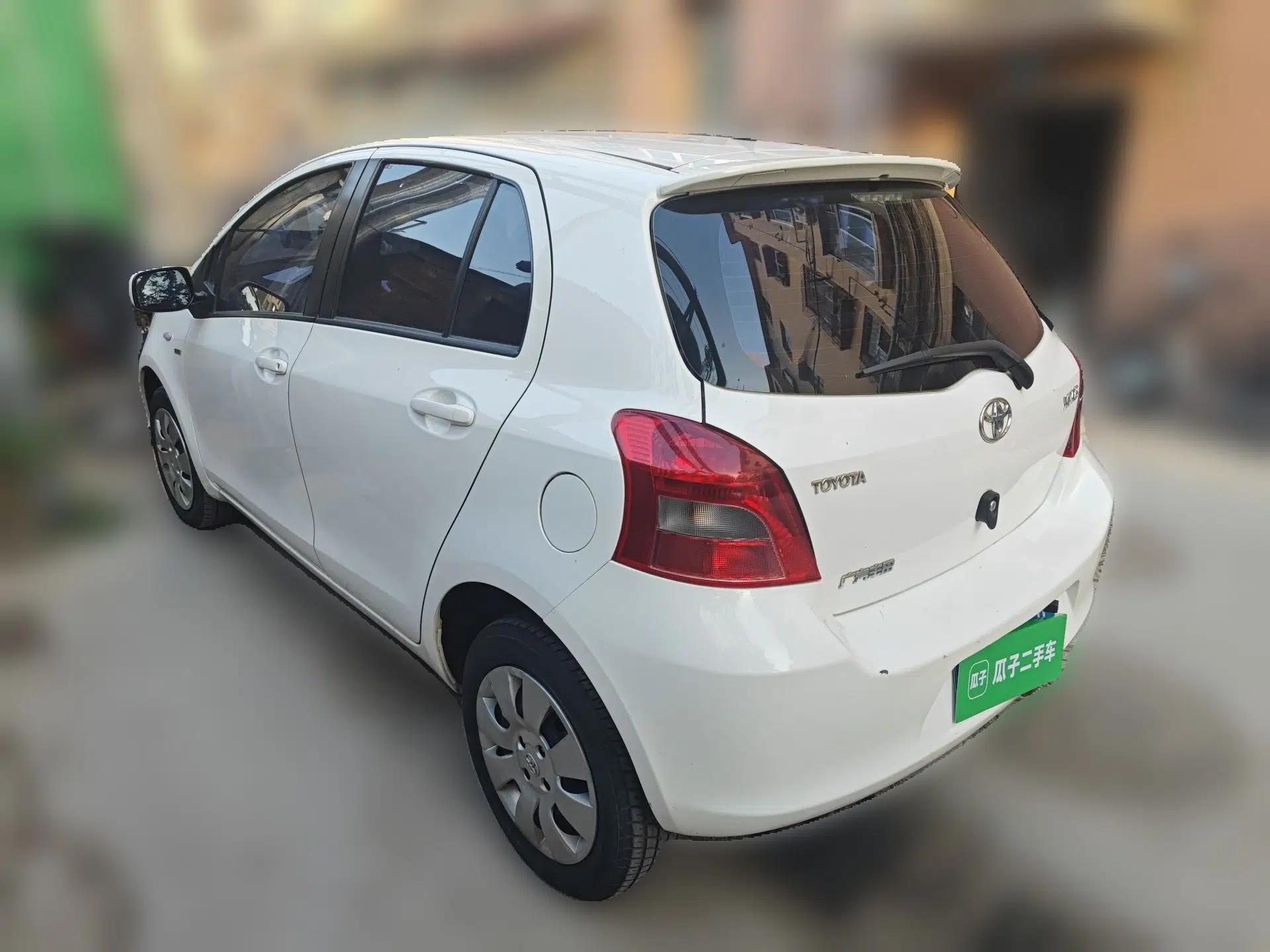 Toyota Yaris 2011 1.6E Automatic Charm Edition — миниатюра 4