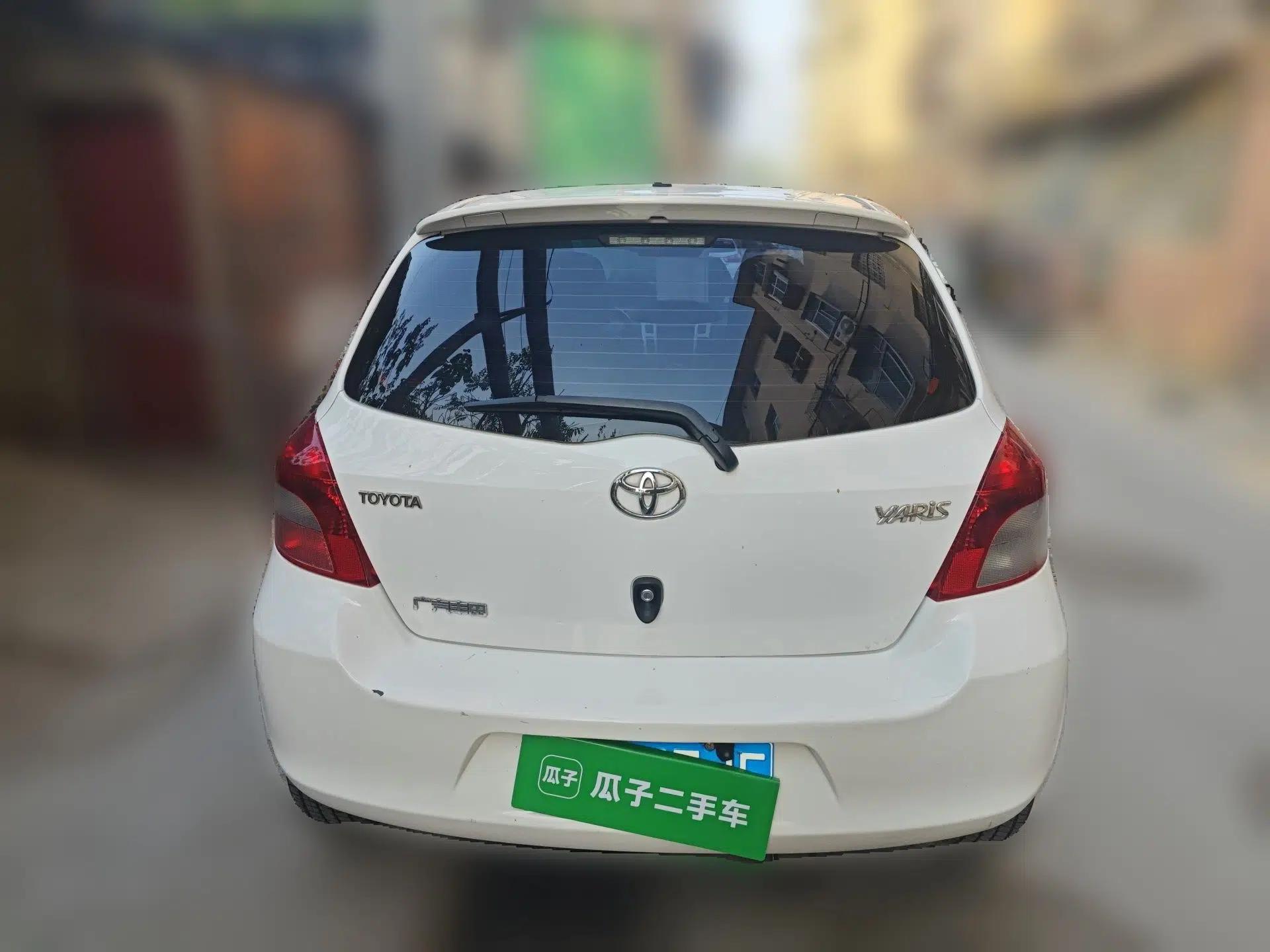 Toyota Yaris 2011 1.6E Automatic Charm Edition — миниатюра 5