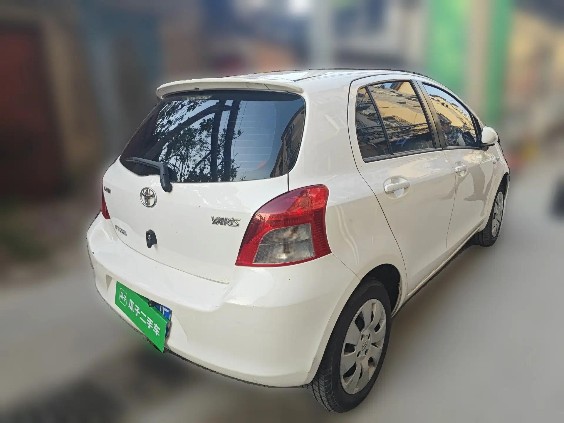 Toyota Yaris 2011 1.6E Automatic Charm Edition — миниатюра 6