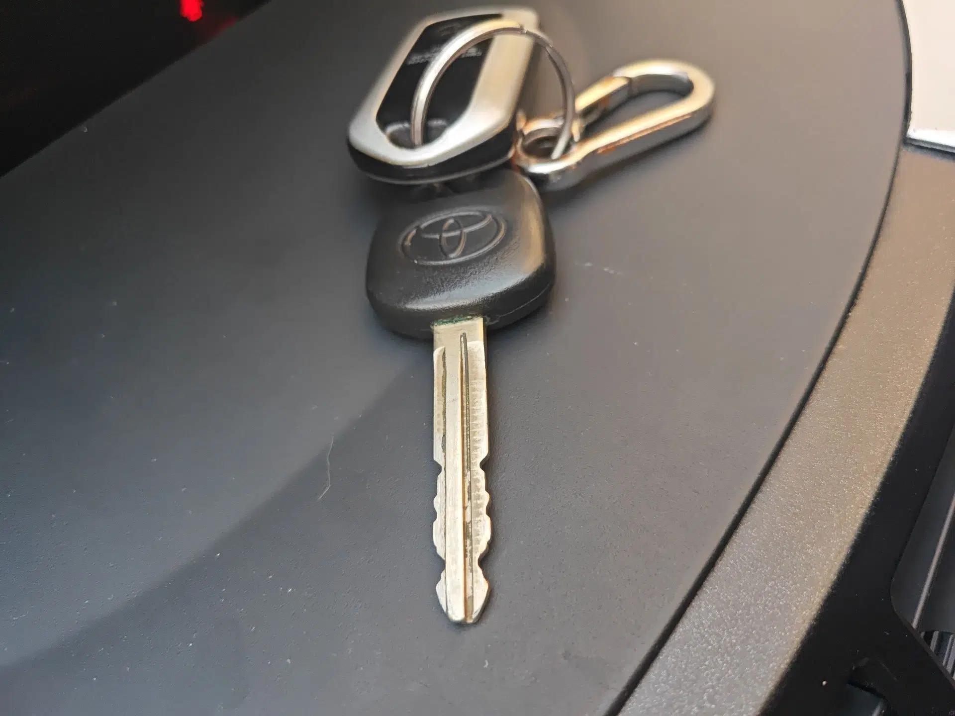 Toyota Yaris 2011 1.6E Automatic Charm Edition — миниатюра 9