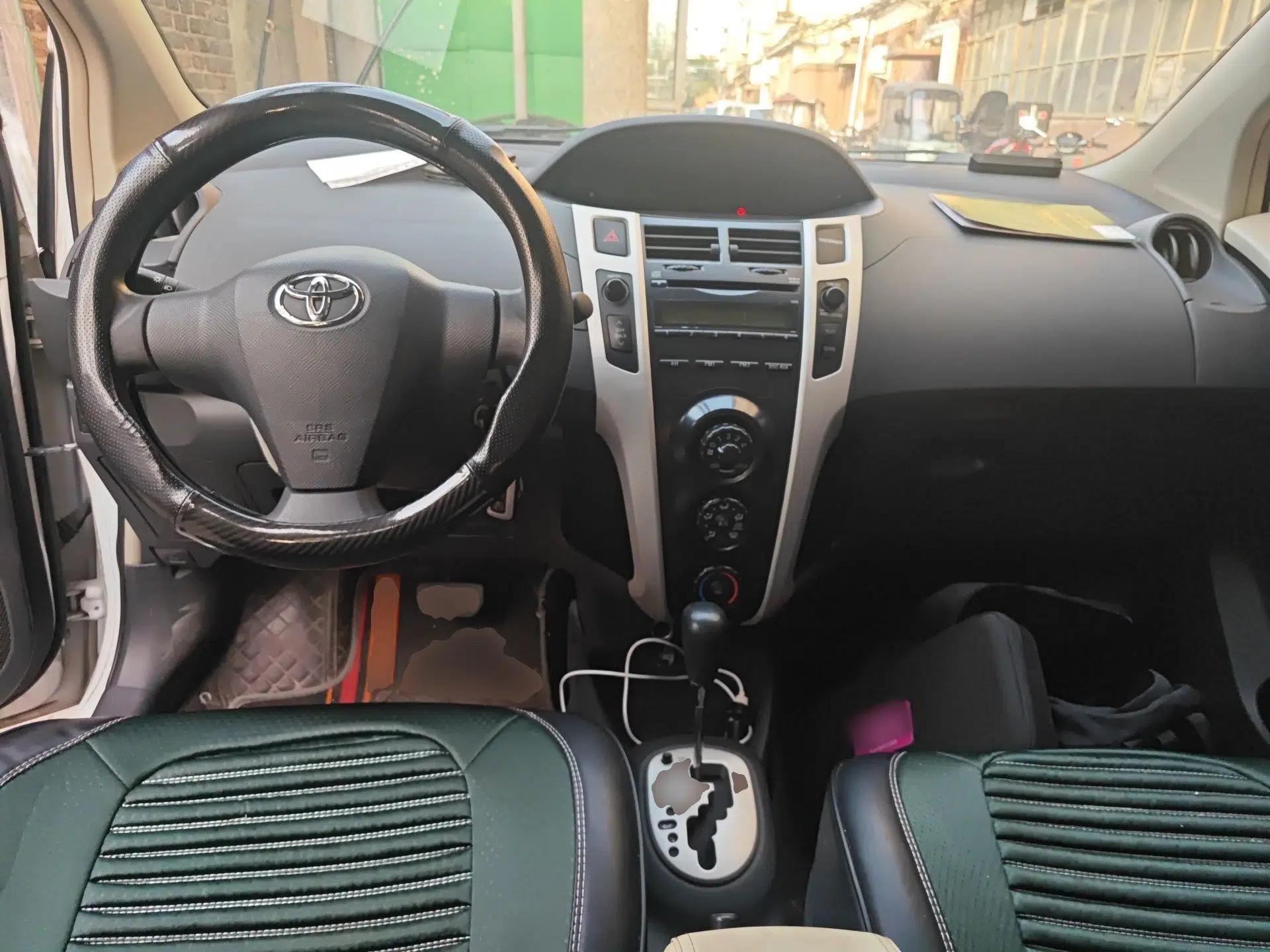 Toyota Yaris 2011 1.6E Automatic Charm Edition — миниатюра 10