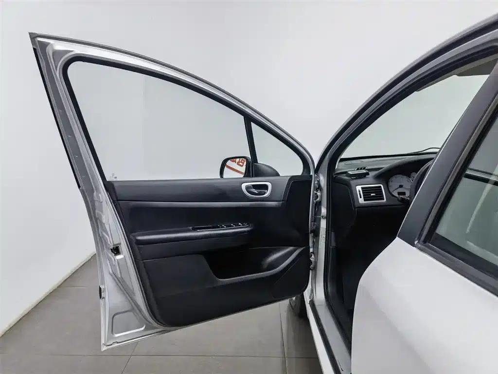 Peugeot 307 2010 Hatchback 2.0L Automatic Comfort Edition — миниатюра 8