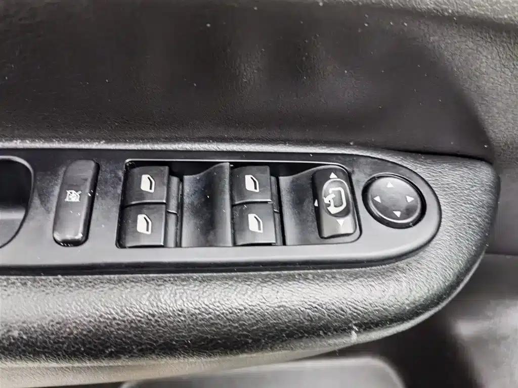Peugeot 307 2010 Hatchback 2.0L Automatic Comfort Edition — миниатюра 9