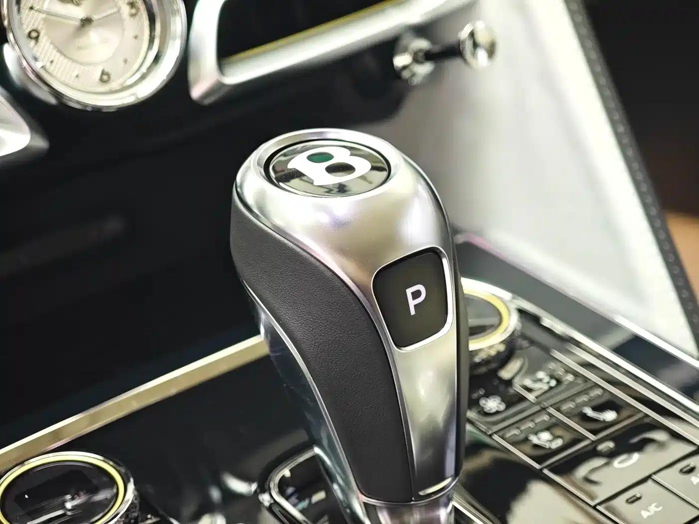 Flying Spur Plug-in Hybrid 2025 4.0T V8 Mulliner — миниатюра 12