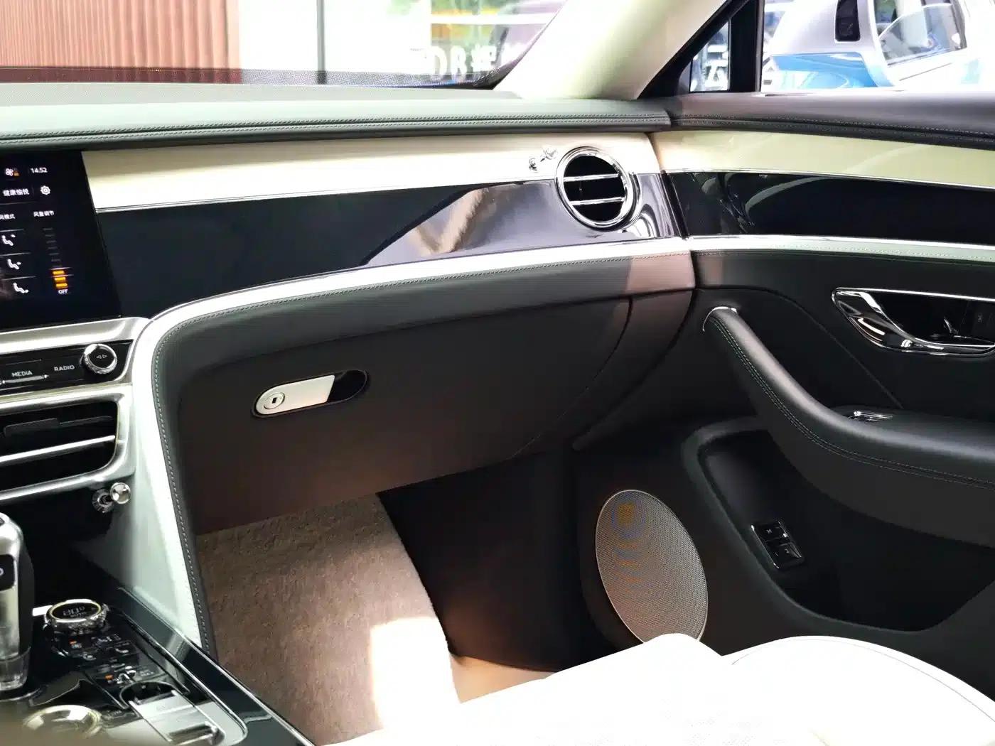 Flying Spur Plug-in Hybrid 2025 4.0T V8 Mulliner — миниатюра 17