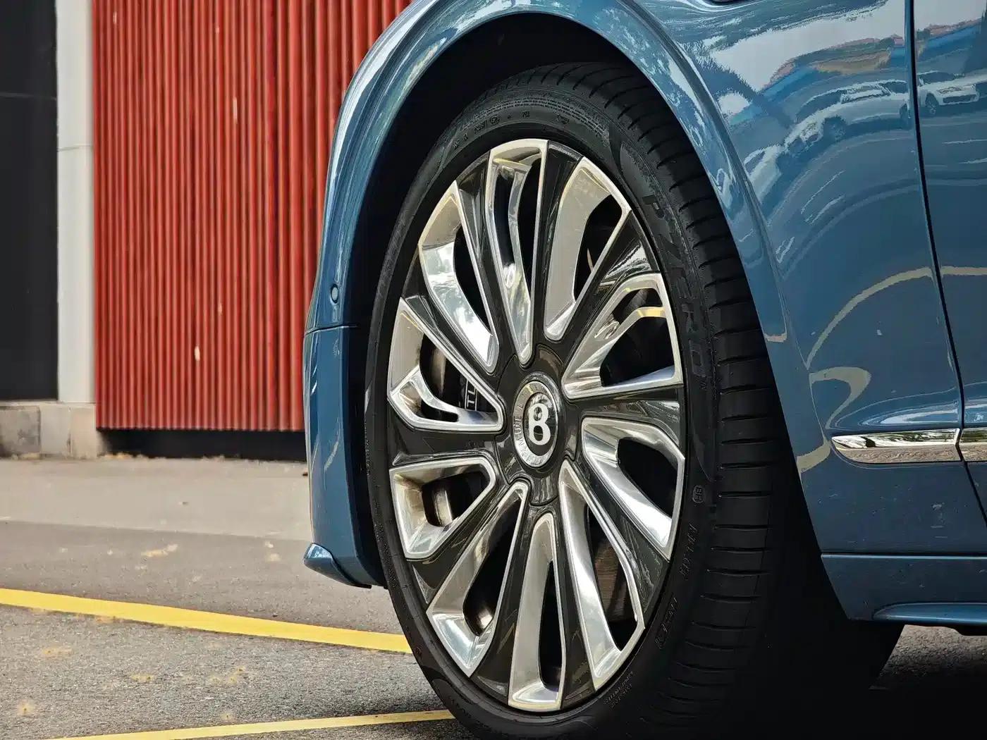 Flying Spur Plug-in Hybrid 2025 4.0T V8 Mulliner — миниатюра 24