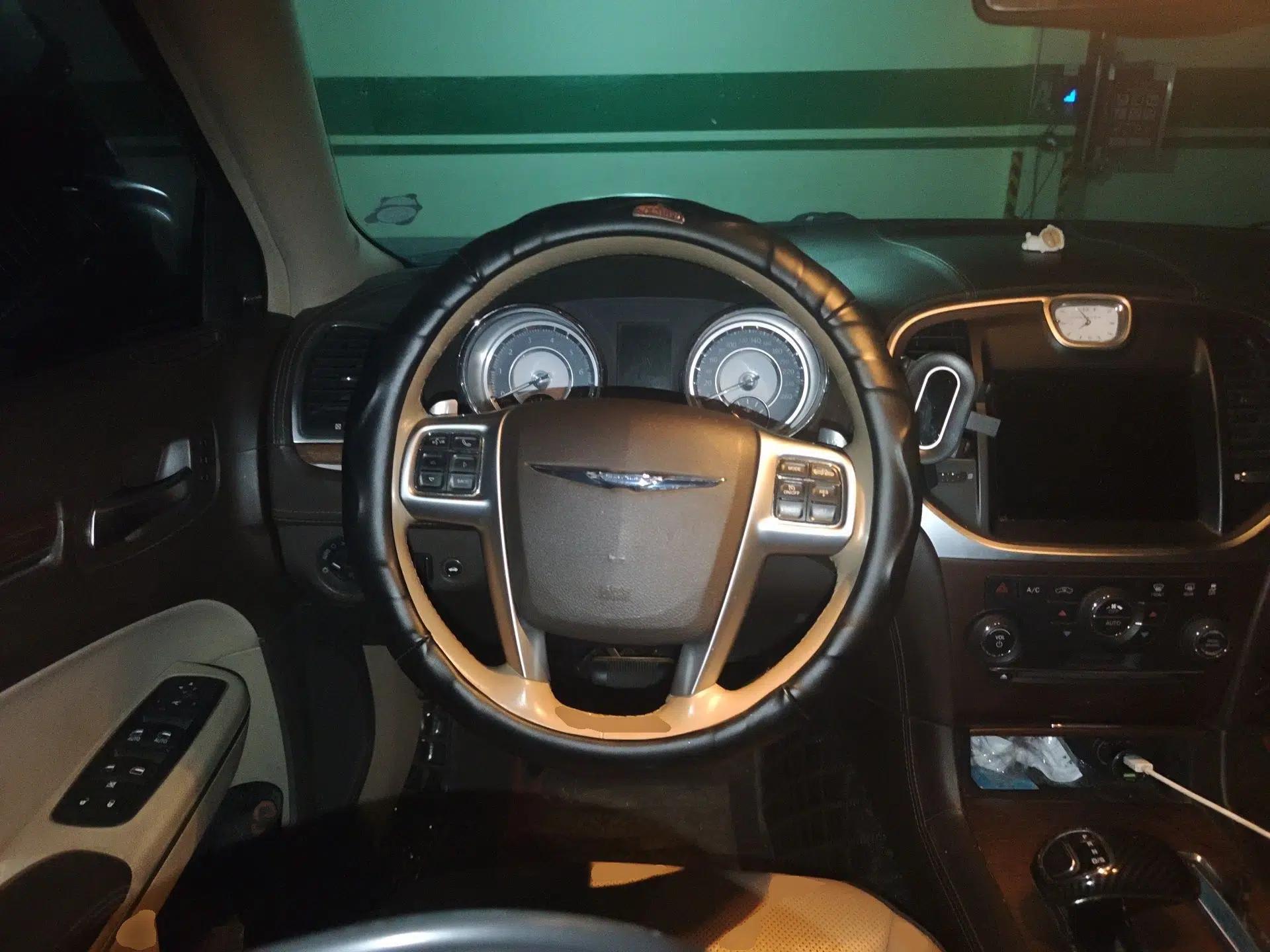 Chrysler 300C 2013 3.6L Premium Edition — миниатюра 11