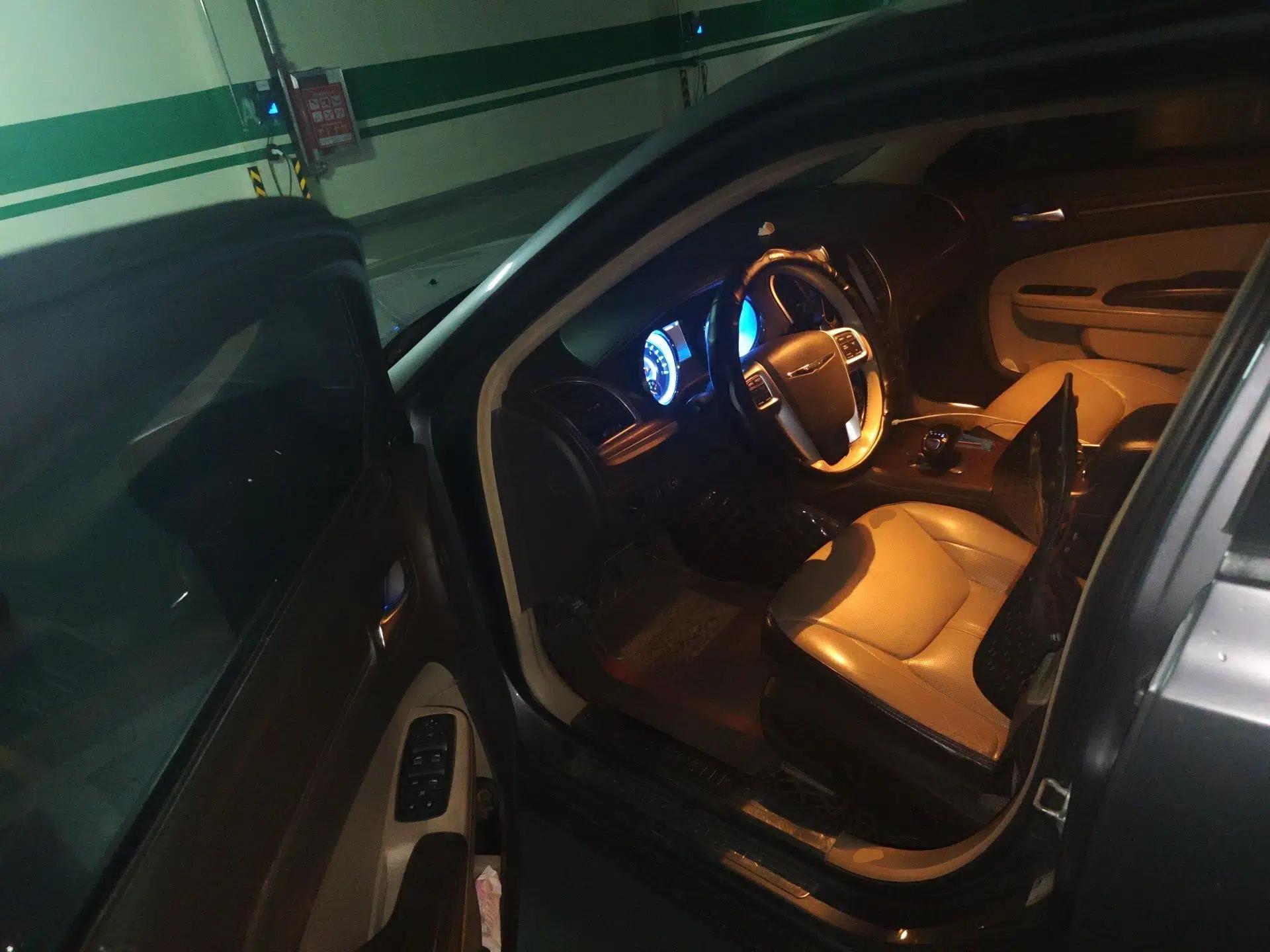 Chrysler 300C 2013 3.6L Premium Edition — миниатюра 17