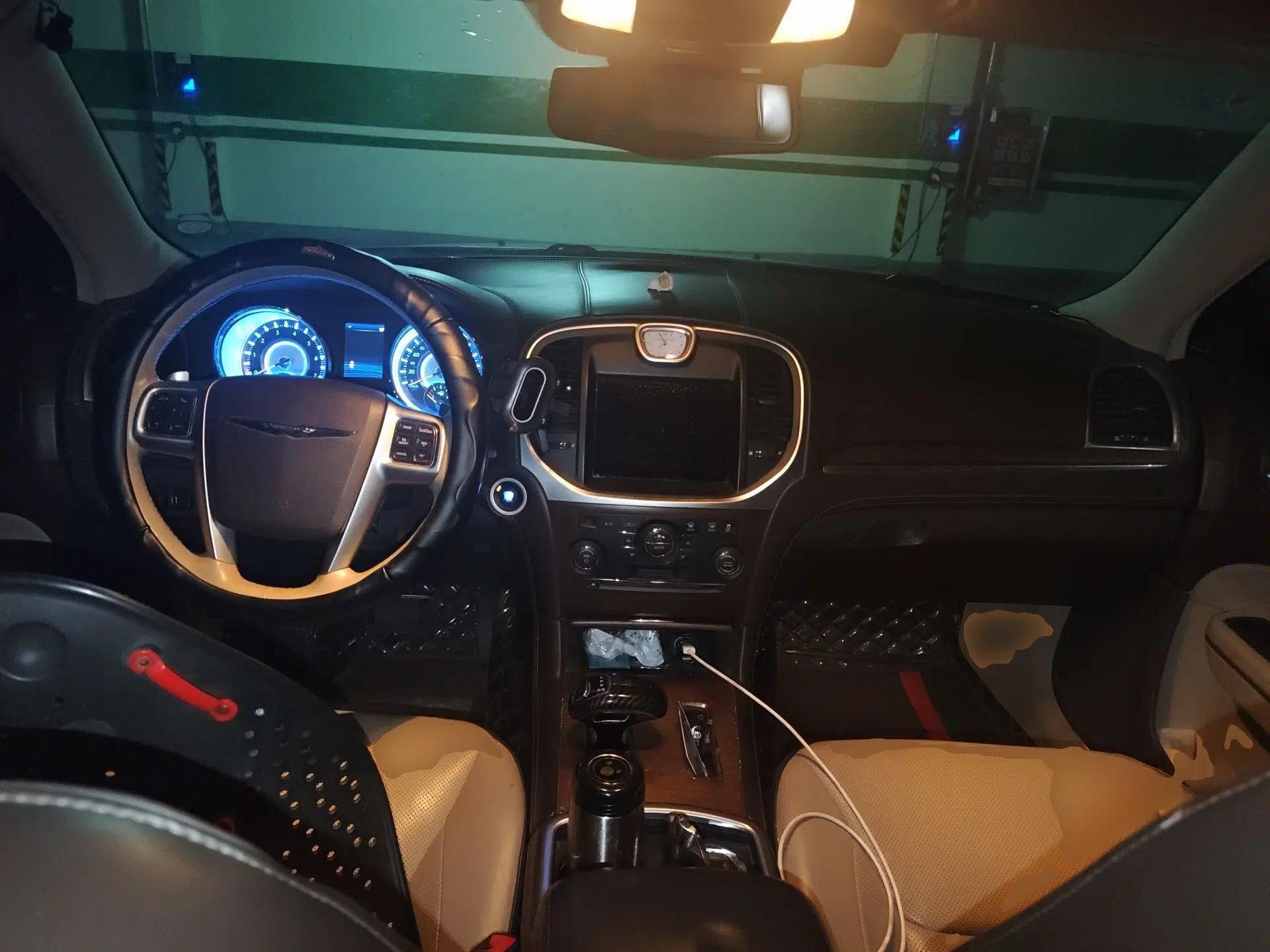Chrysler 300C 2013 3.6L Premium Edition — миниатюра 10