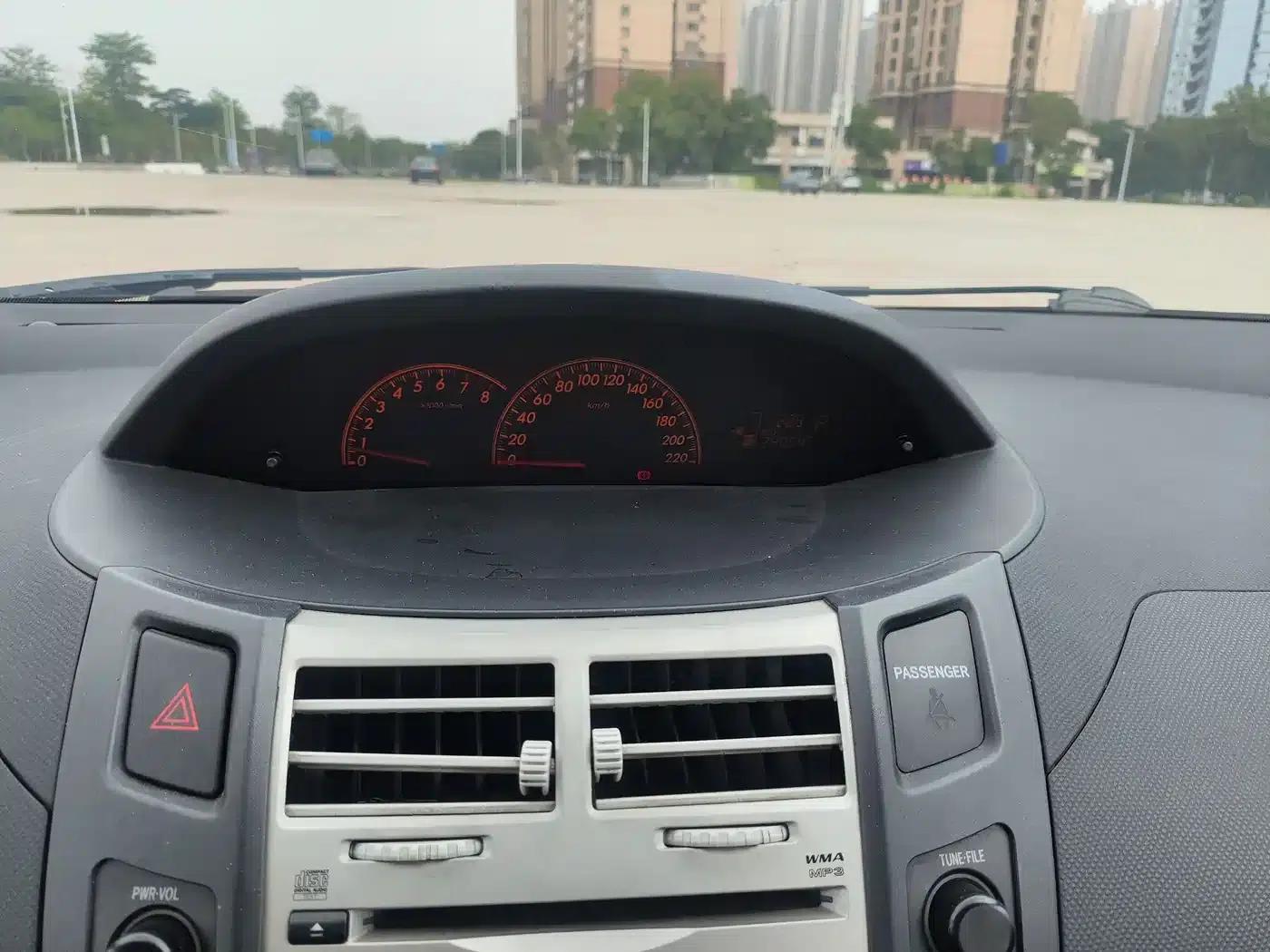 2009 Toyota Yaris 1.6E Automatic Comfort Edition — миниатюра 12