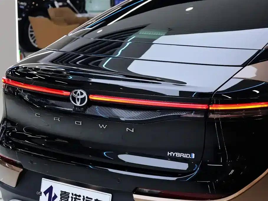 2023 Toyota Crown SportCross 2.4T SportCross HEV AWD Supreme Edition — миниатюра 16