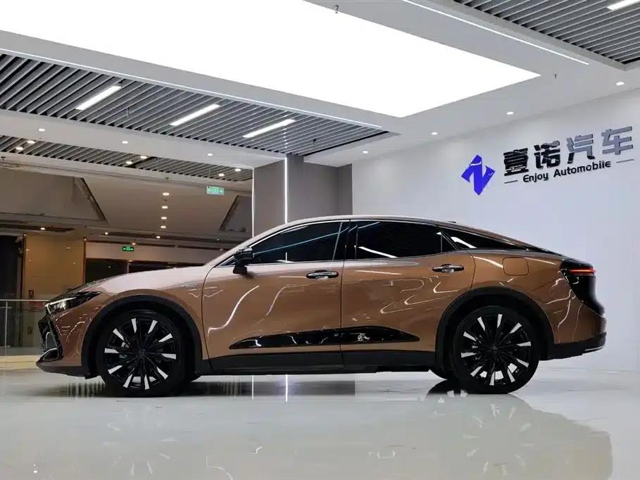 2023 Toyota Crown SportCross 2.4T SportCross HEV AWD Supreme Edition — миниатюра 3