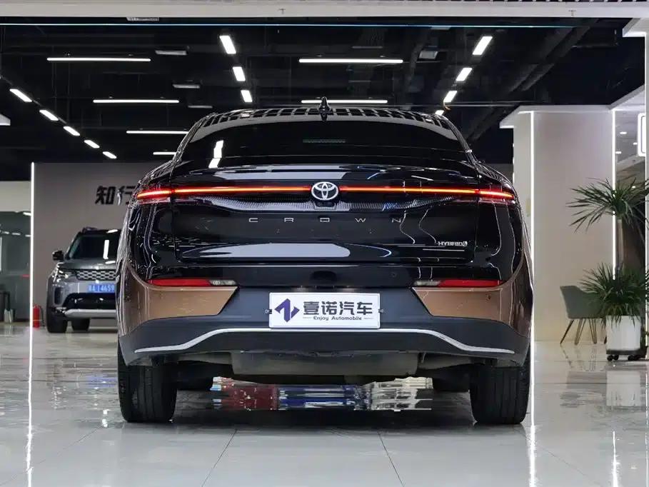 2023 Toyota Crown SportCross 2.4T SportCross HEV AWD Supreme Edition — миниатюра 6