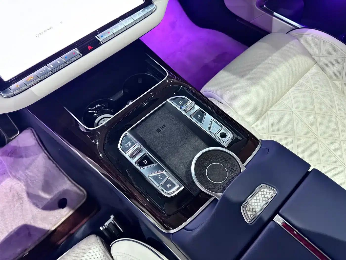 Hongqi Golden Sunflower Elegant 2024 Model 4.0T V8 — миниатюра 7