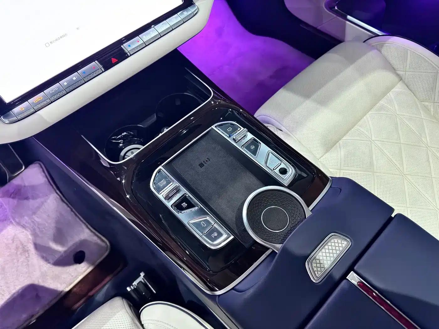 Hongqi Golden Sunflower Elegant 2024 Model 4.0T V8 — миниатюра 23