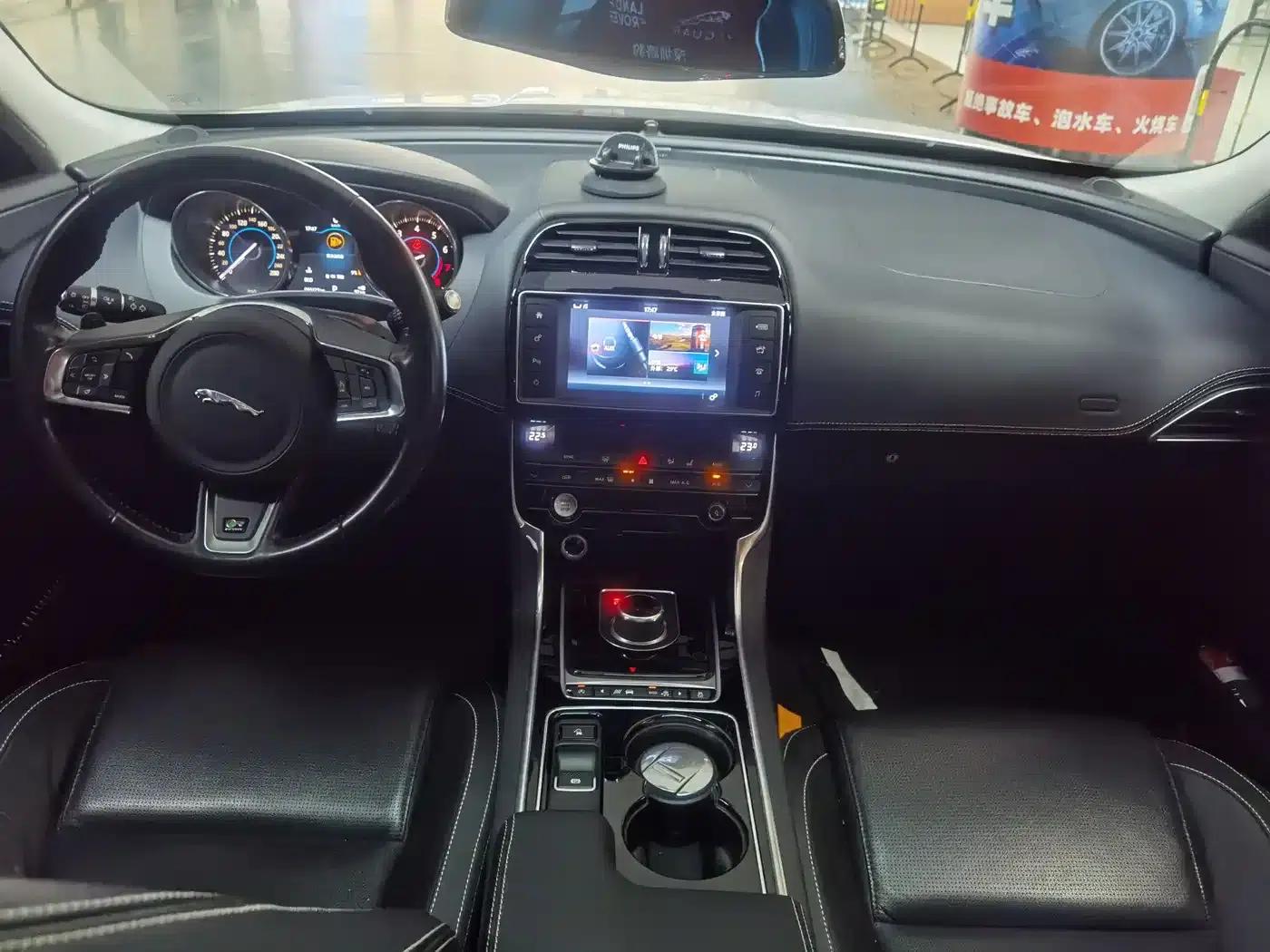 Jaguar XE 2015 2.0T 200PS R-Sport — миниатюра 16