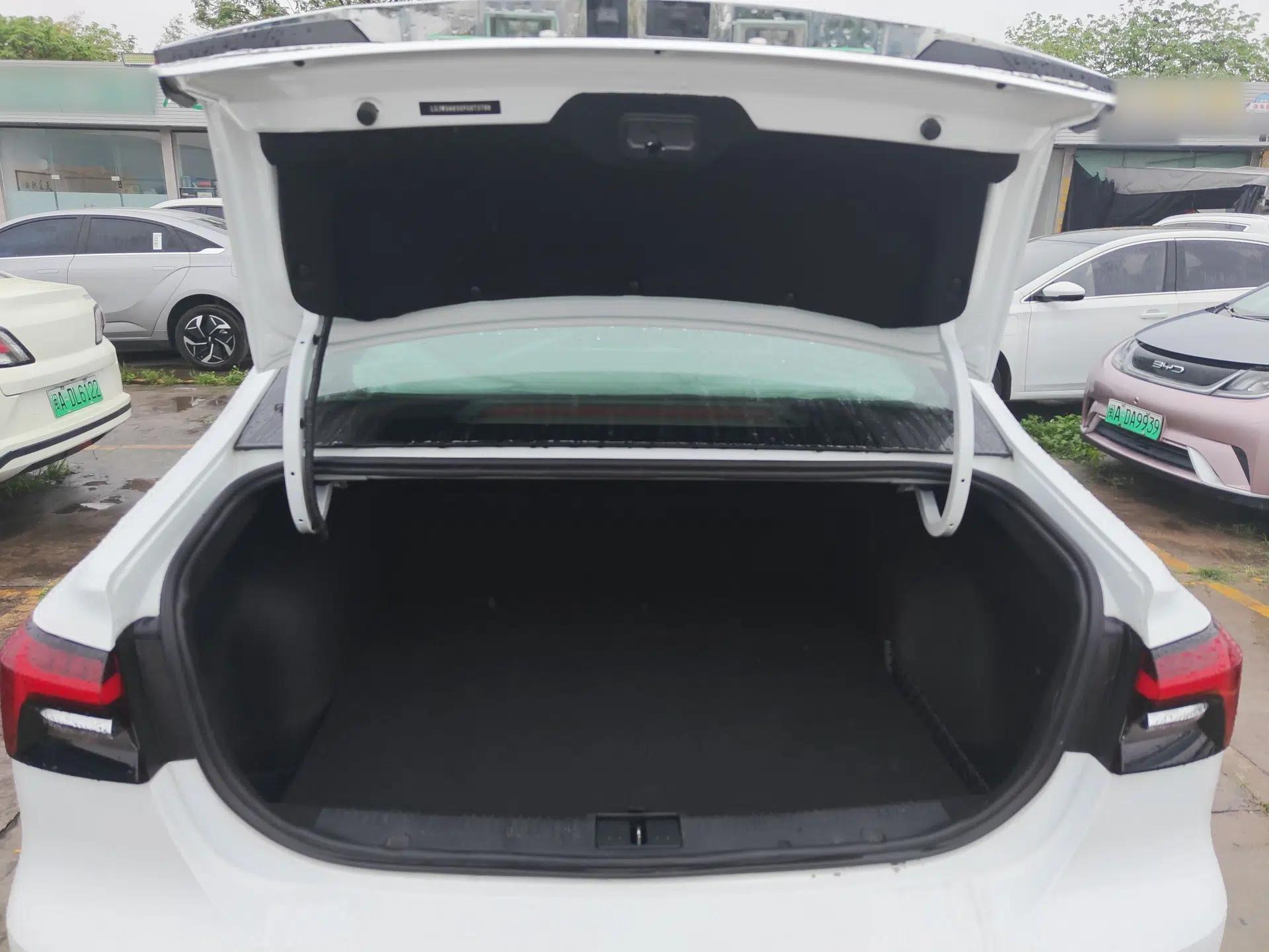 Roewe i6 MAX New Energy 2023 EV 420 Skyroof Special Edition — миниатюра 22