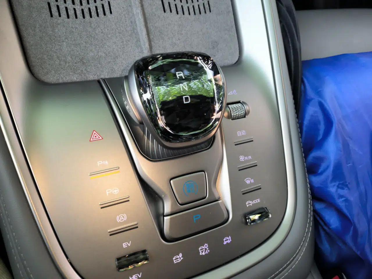 Denza N8 2023 Four-Wheel Drive Ultra-Hybrid Flagship Six-Seater Version — миниатюра 15