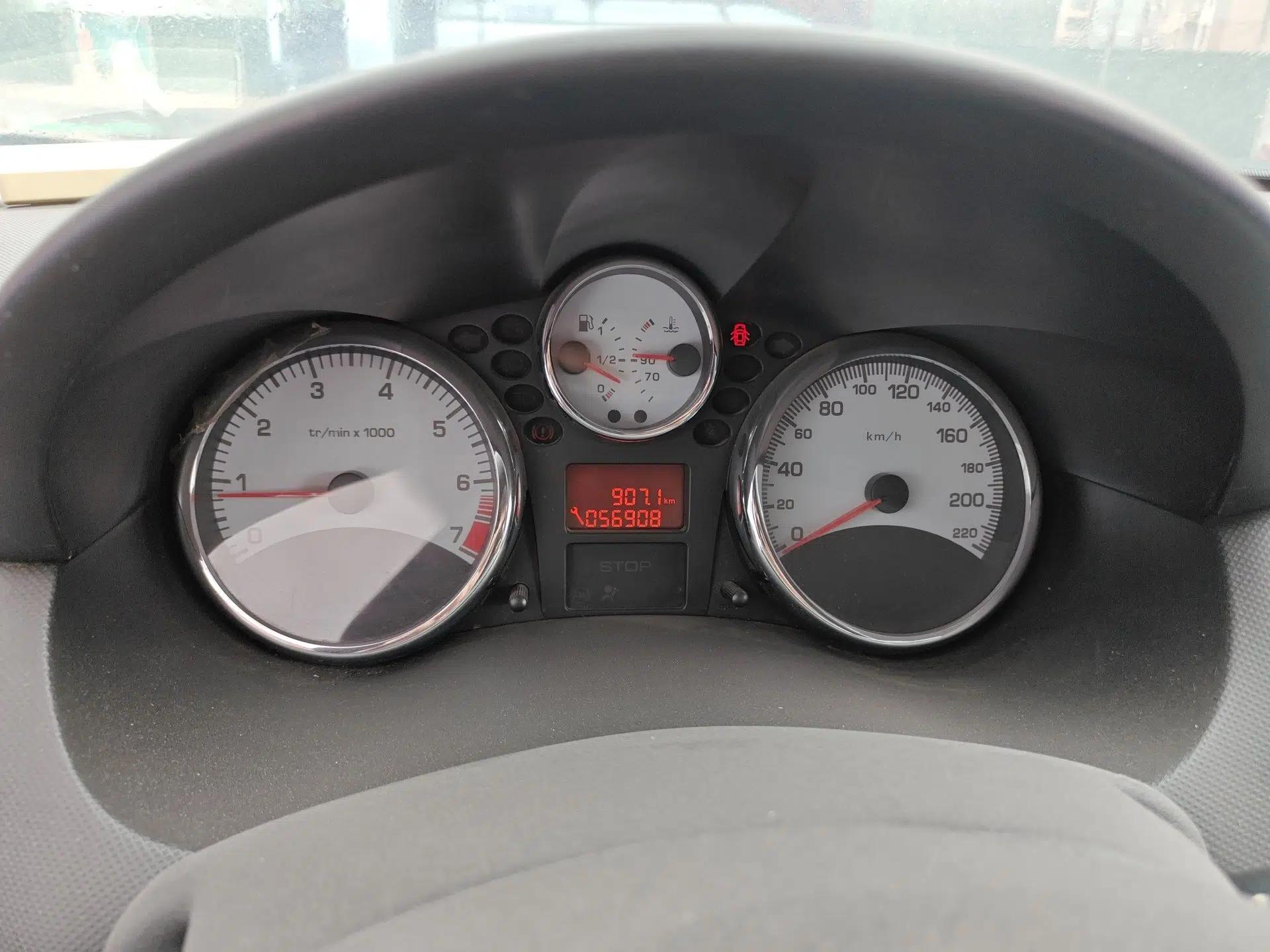 Peugeot 207 2011 Hatchback 1.4L Manual Yule Edition — миниатюра 12