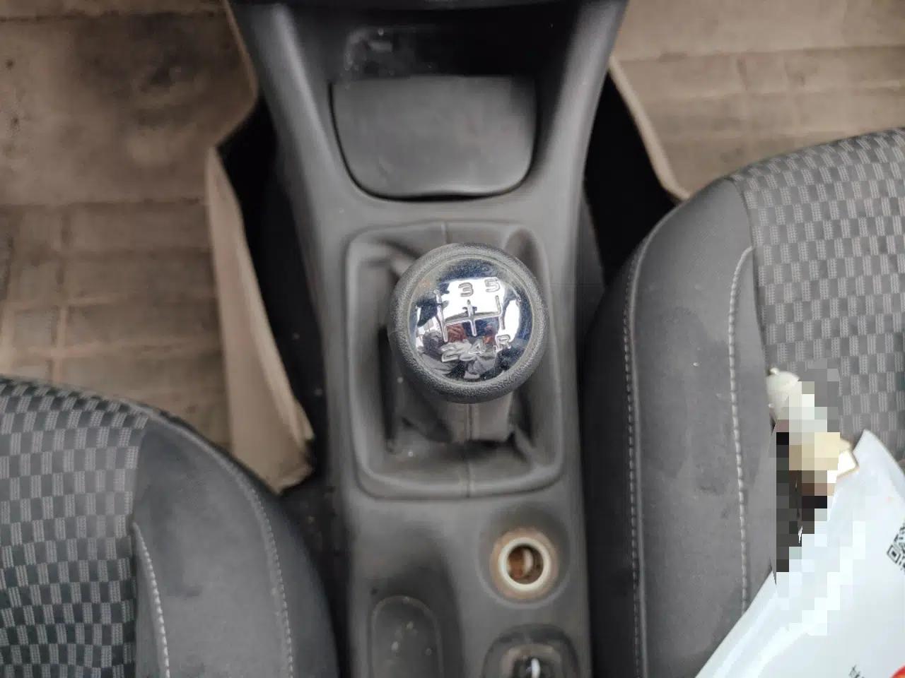 Peugeot 207 2011 Hatchback 1.4L Manual Yule Edition — миниатюра 15