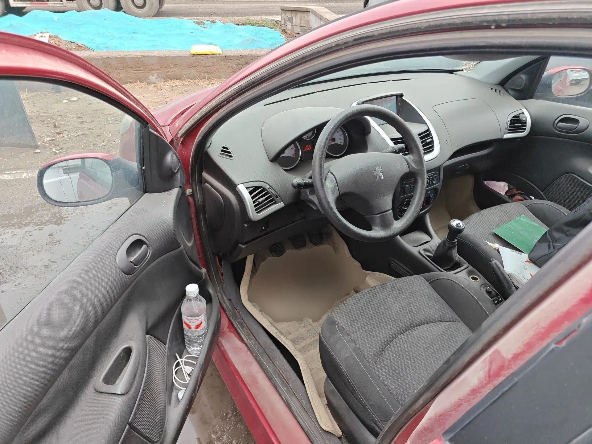 Peugeot 207 2011 Hatchback 1.4L Manual Yule Edition — миниатюра 17