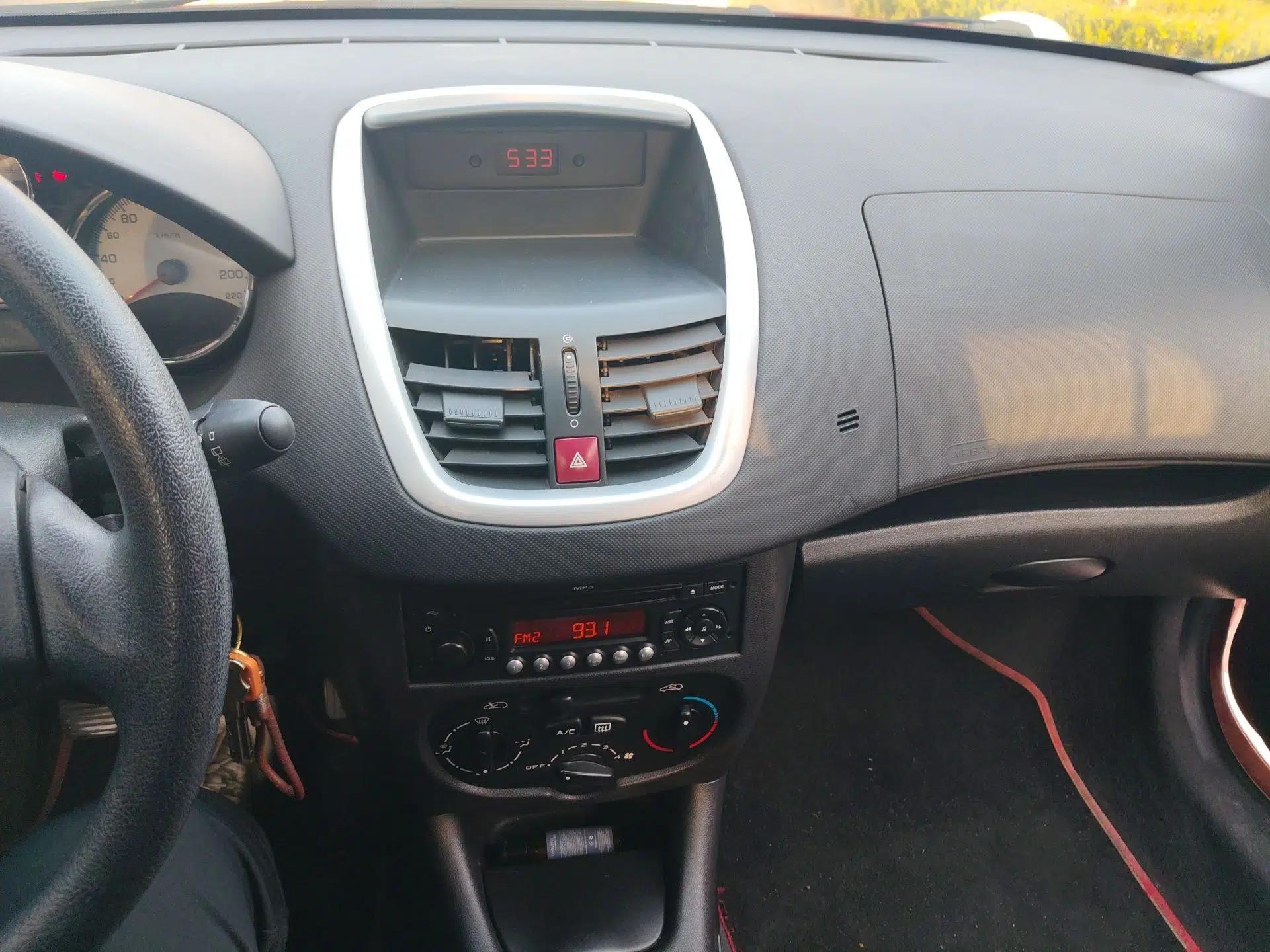 Peugeot 207 2011 Hatchback 1.4L Manual Yule Edition — миниатюра 14