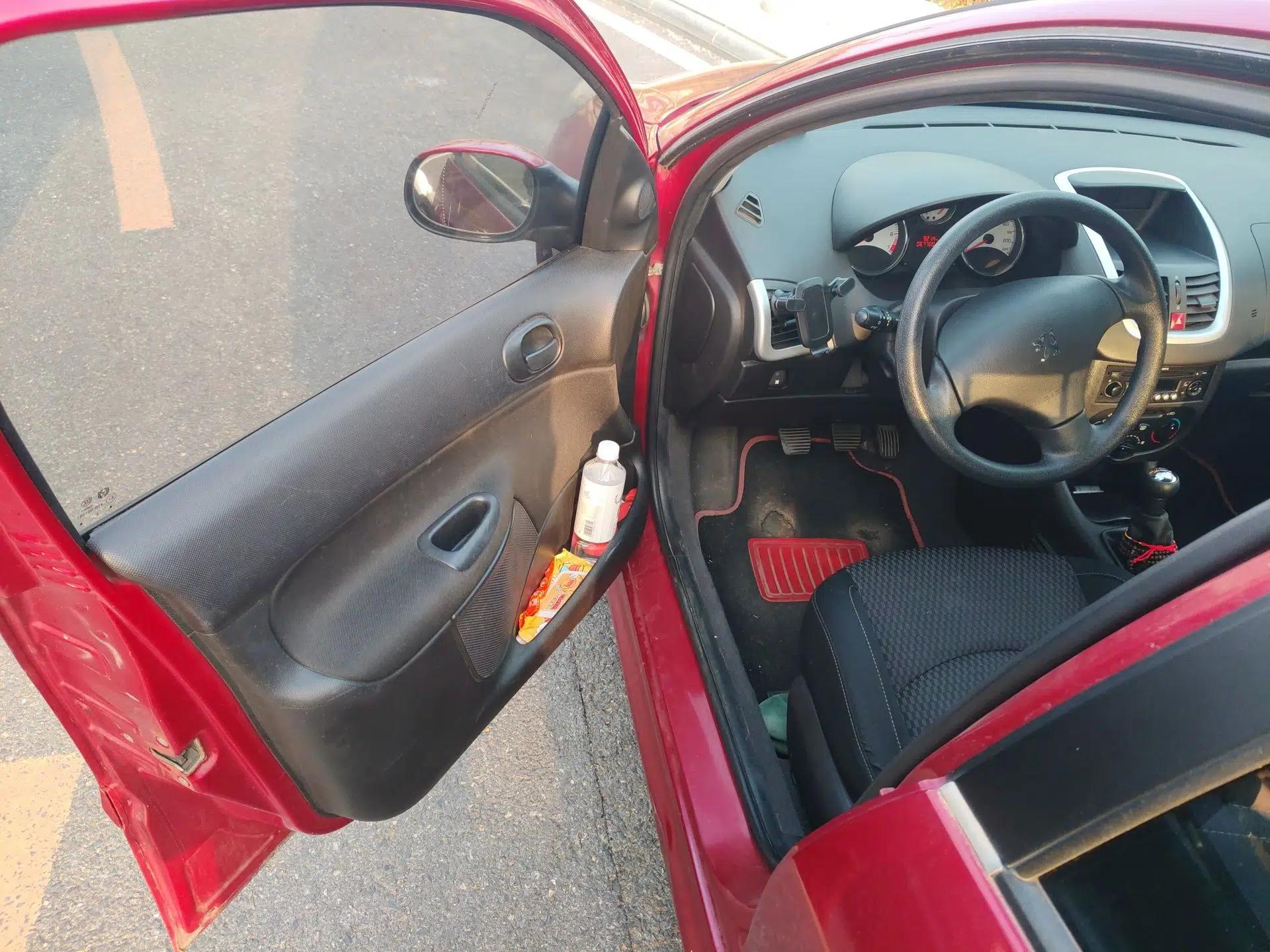 Peugeot 207 2011 Hatchback 1.4L Manual Yule Edition — миниатюра 17