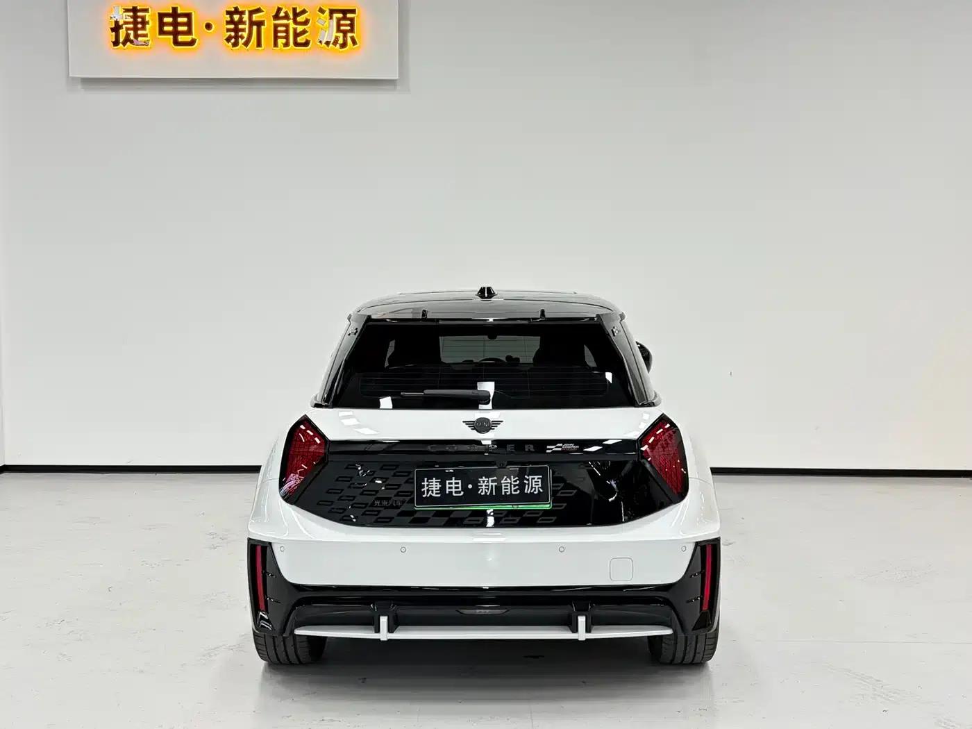 2025 JOHN COOPER WORKS Electric MINI JCW — миниатюра 12