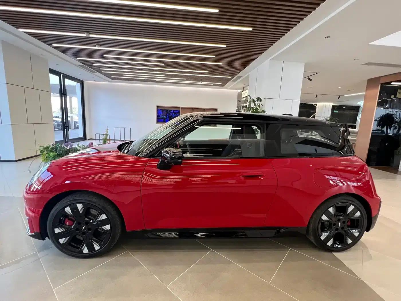 2025 JOHN COOPER WORKS Electric MINI JCW — миниатюра 3