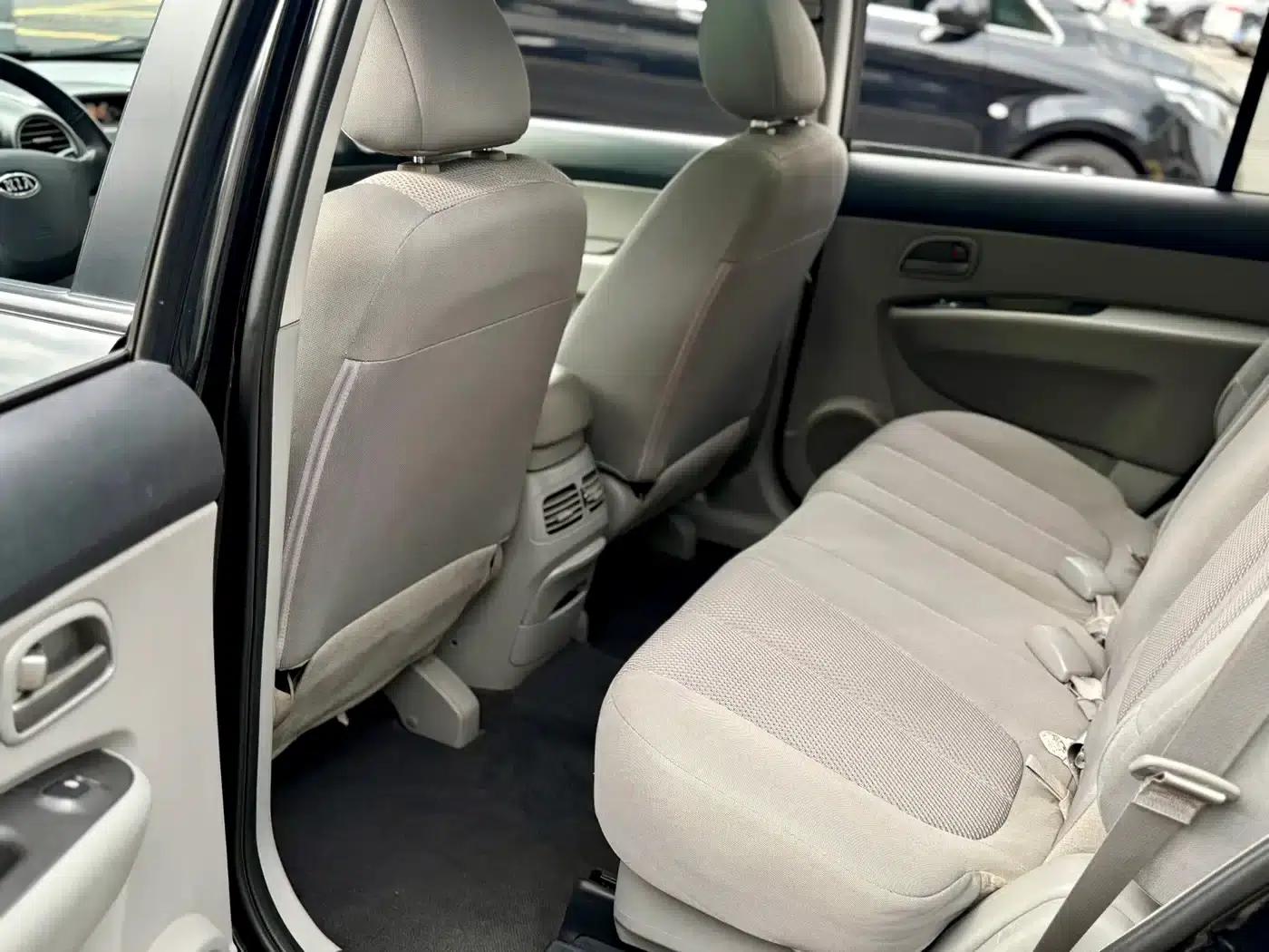 Carens 2011 2.0L 7-seater Automatic Deluxe Edition — миниатюра 12