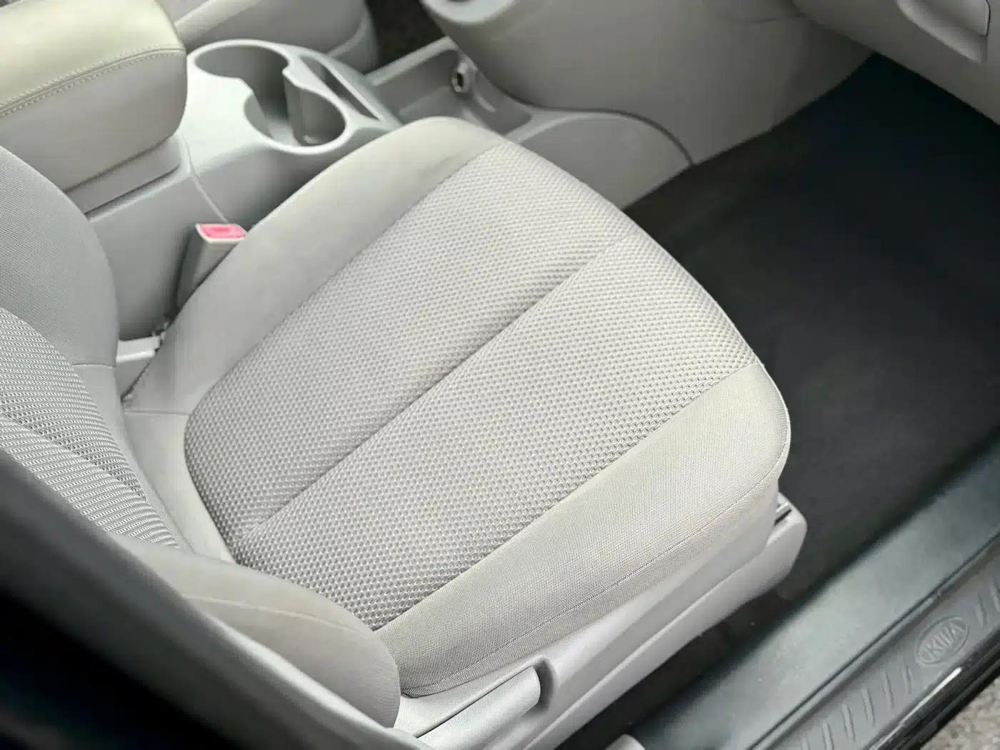 Carens 2011 2.0L 7-seater Automatic Deluxe Edition — миниатюра 16