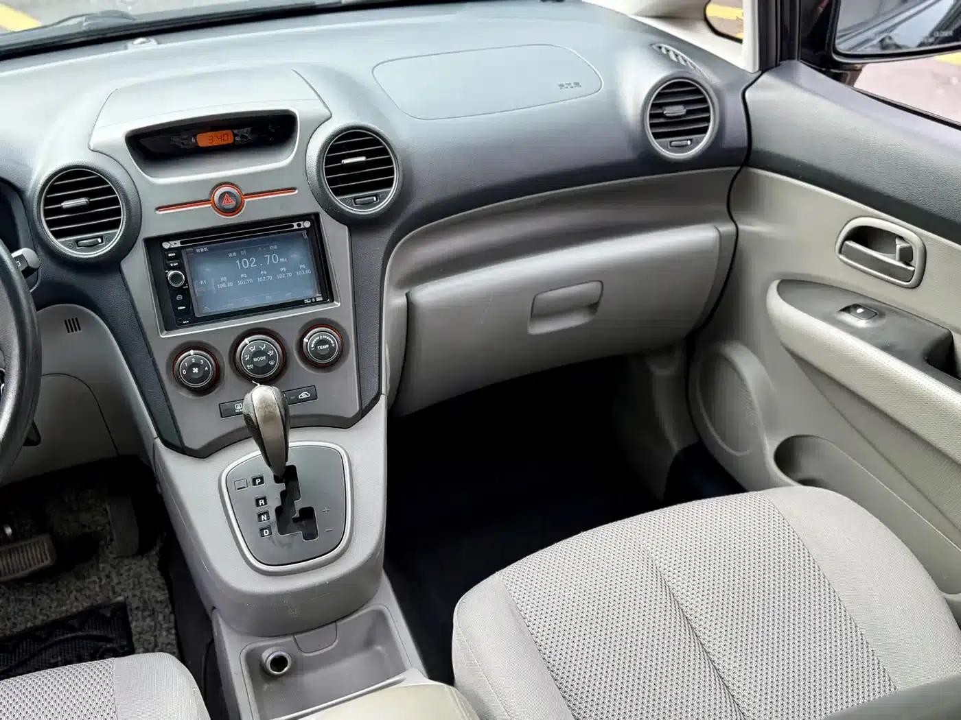 Carens 2011 2.0L 7-seater Automatic Deluxe Edition — миниатюра 18