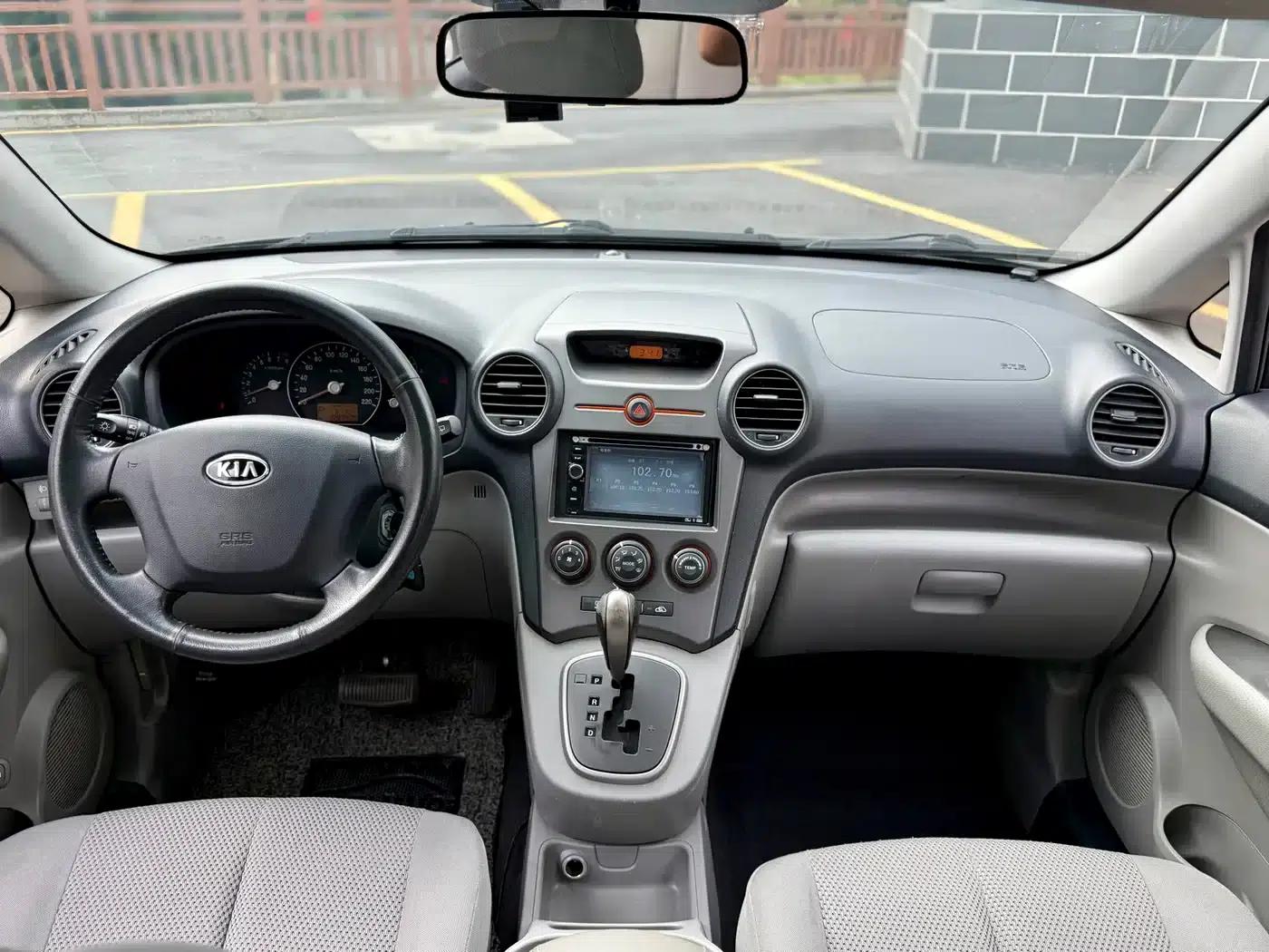 Carens 2011 2.0L 7-seater Automatic Deluxe Edition — миниатюра 19