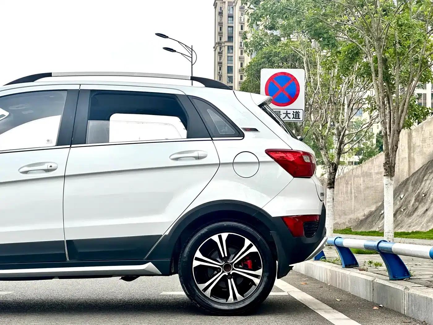 2015 Senova X25 1.5L Manual Elite — миниатюра 9