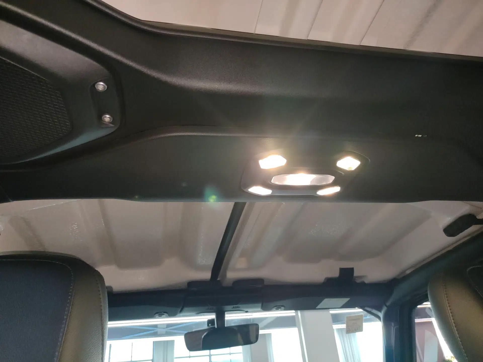 Jeep Gladiator 2022 3.6L Pioneer Edition — миниатюра 16