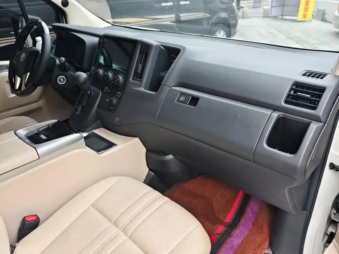 2022 HIACE 3.5L Automatic — миниатюра 8