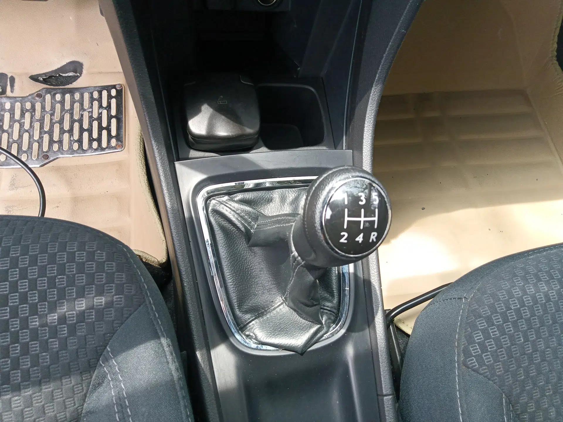Suzuki Alivio 2015 1.6L Manual Comfort Model — миниатюра 17