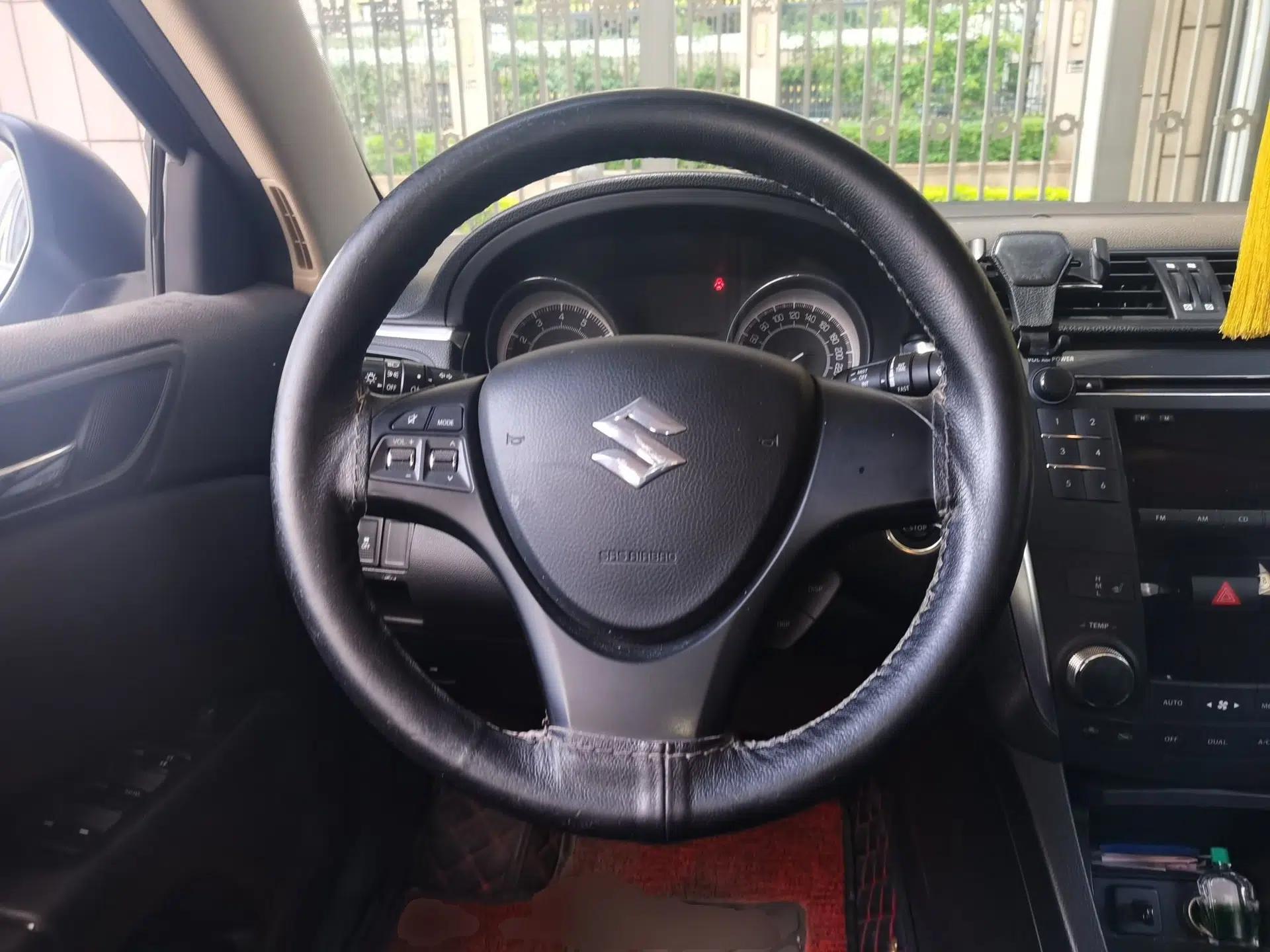 Suzuki Kizashi 2010 2.4L Two-Wheel Drive Standard Edition — миниатюра 11