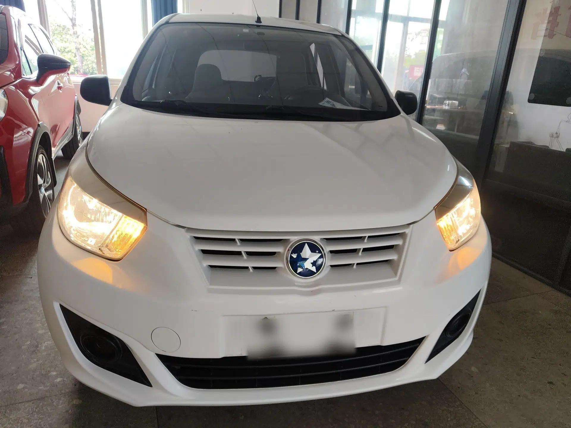 Venucia R30 2014 1.2L Manual Enjoyment Edition — миниатюра 2