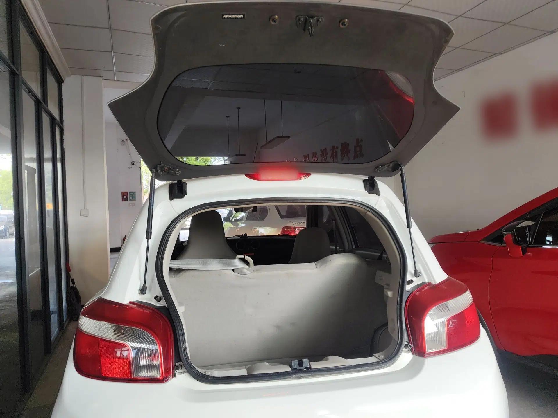 Venucia R30 2014 1.2L Manual Enjoyment Edition — миниатюра 22