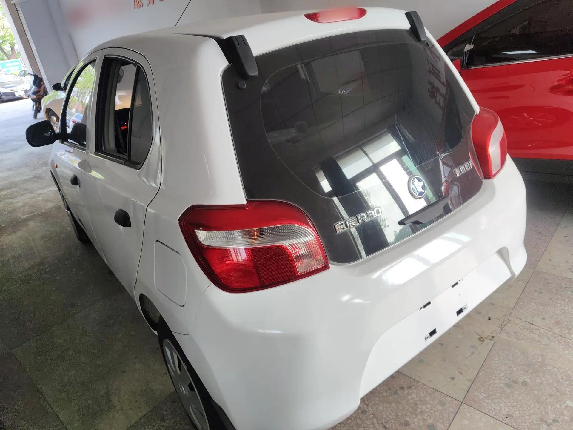 Venucia R30 2014 1.2L Manual Enjoyment Edition — миниатюра 4