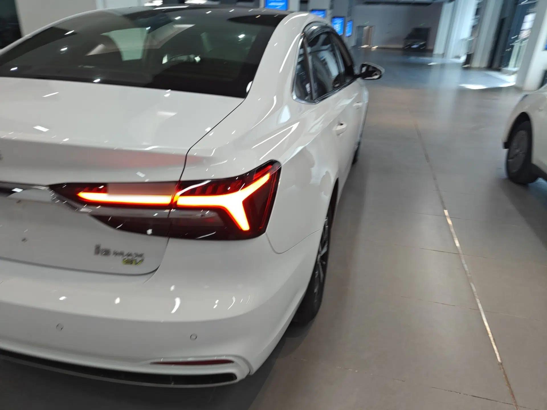 Roewe i6 MAX New Energy 2023 EV 420 Skyroof Special Edition — миниатюра 7